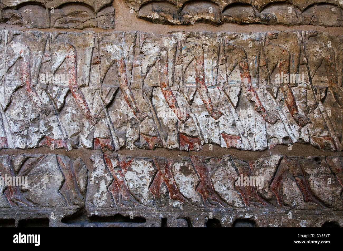 Tempio di Ramses III (1198-1167 A.C. - XX° Dyn.) a Medinet Habu: rilievi sulle colonne nel primo cortile Foto Stock