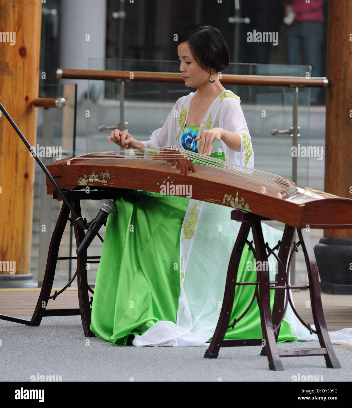 Guiyang, della Cina di Guizhou. 5 apr, 2014. Una donna svolge Guzheng, un 21 o 25-spennate a corda Strumenti presso un sito di un attività di Qingming settimana culturale di Guiyang, capitale del sud-ovest della Cina di Guizhou, 5 aprile 2014. Il Qingming settimana culturale è lanciato il giorno del Festival Qingming, che cade di sabato di quest'anno. © Tao Liang/Xinhua/Alamy Live News Foto Stock