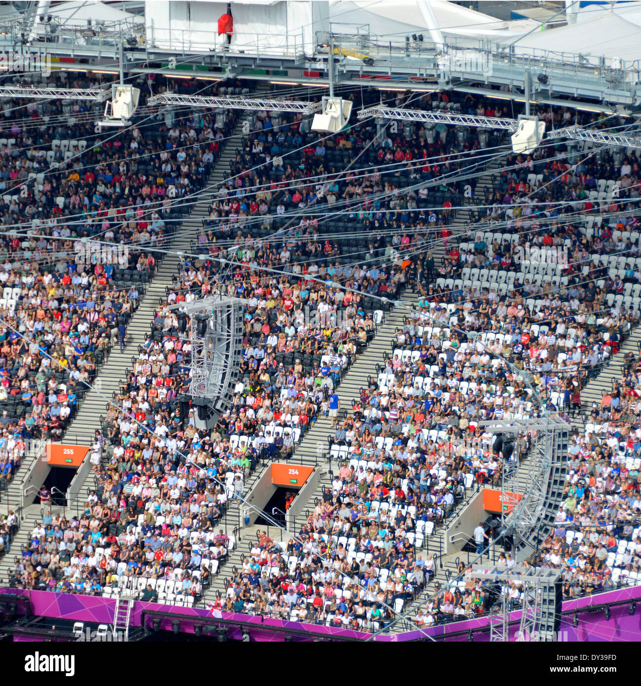 Londra 2012 Olympic Athletics Stadium dalla Arcelor Mittal Orbit Tower piattaforma di osservazione Foto Stock