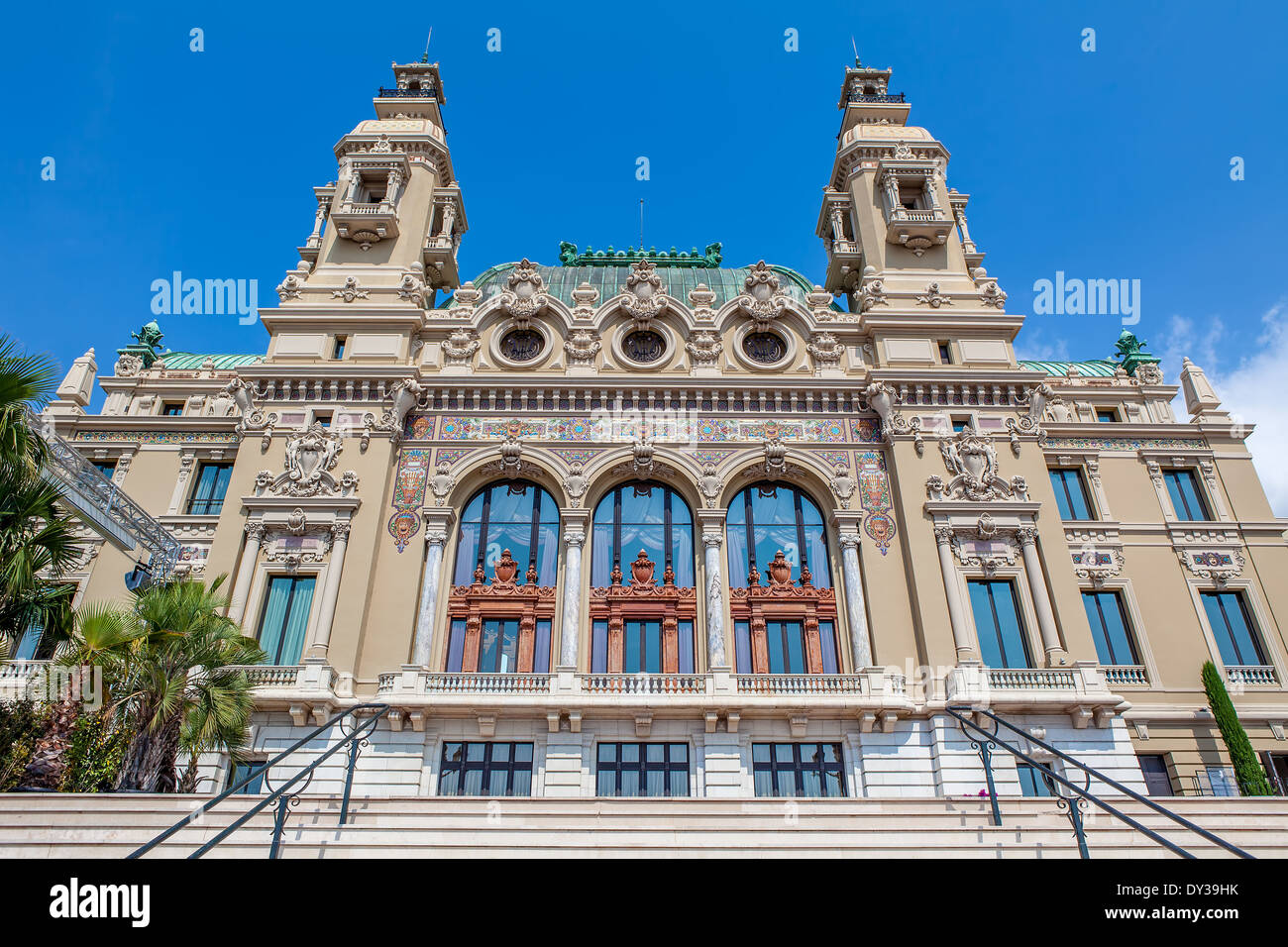 La facciata della vendita Garnier - entertainment complex contenente opera house e il Casinò di Monte Carlo, Monaco. Foto Stock