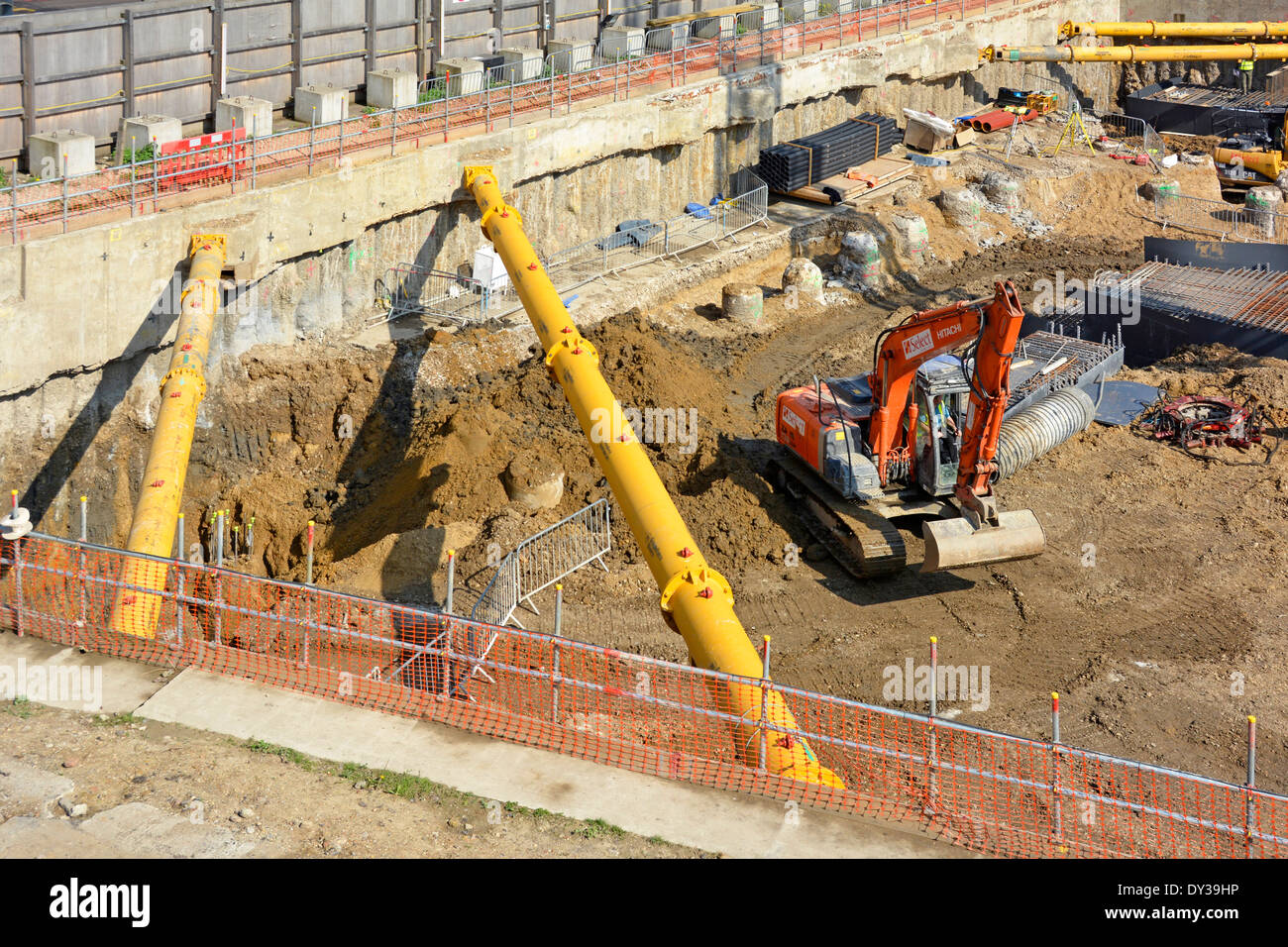 Diagonale di puntellamento puntoni in ritmo attraverso gli angoli delle pareti di ritegno sul grande sito di costruzione Foto Stock