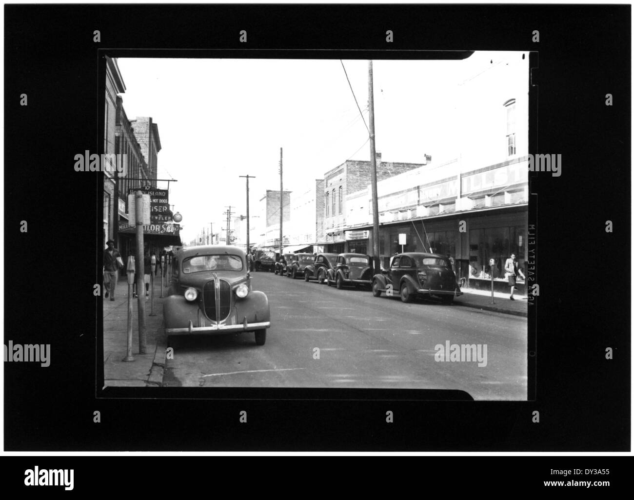 Questa immagine mostra Farish Street a Jackson, Mississippi, il 21 marzo 1944, che mostra la vibrante attività commerciale e il significato culturale della strada durante gli anni '1940 Farish Street era storicamente un centro culturale per gli afroamericani a Jackson. Foto Stock