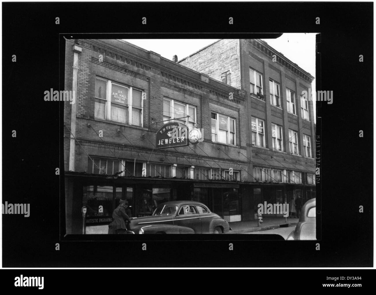 Questa immagine raffigura Farish Street il 21 marzo 1944, catturando lo storico quartiere finanziario afroamericano. Farish Street a Jackson, Mississippi, era un fiorente centro per il commercio, la cultura e la comunità a metà del XX secolo. Foto Stock