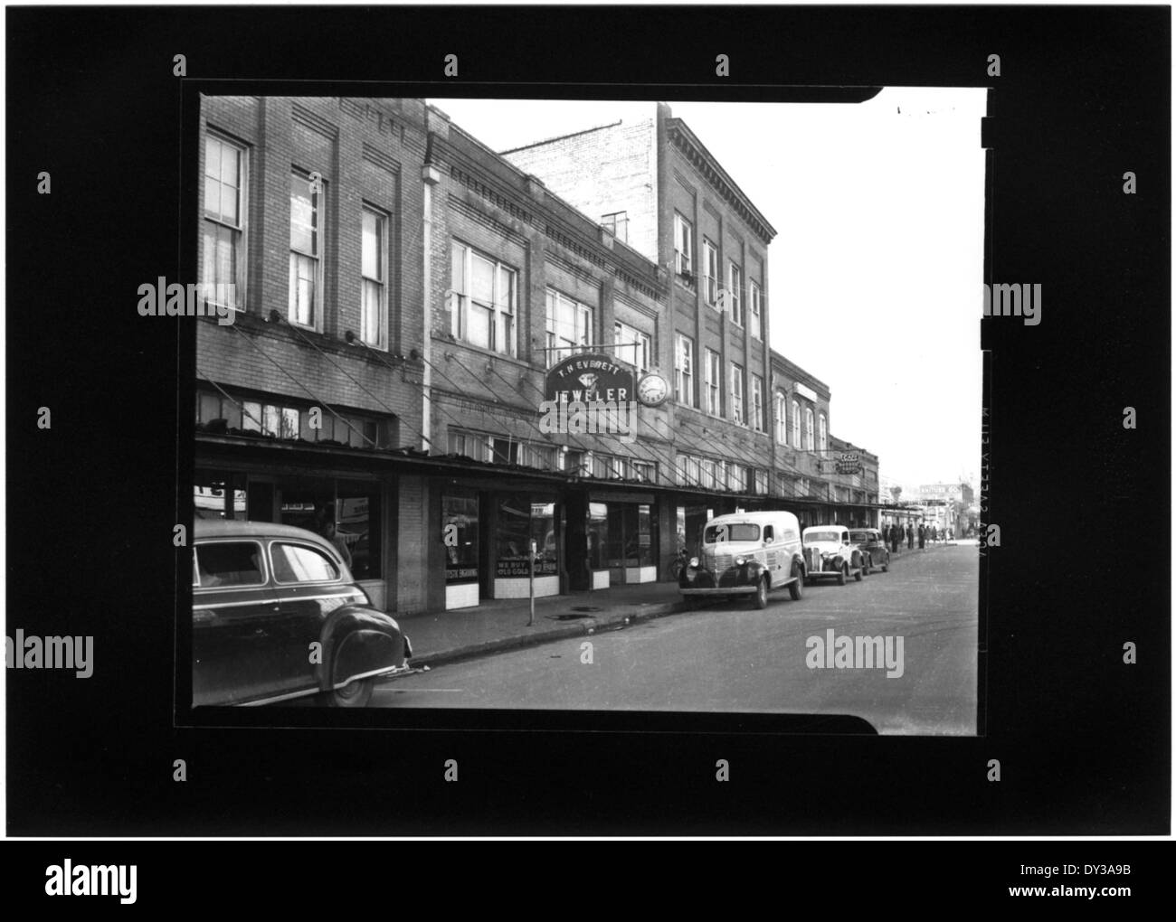 Questa fotografia, scattata il 21 marzo 1944, mostra Farish Street a Jackson, Mississippi, che cattura la vivace vita di strada e le attività commerciali dell'epoca. Foto Stock