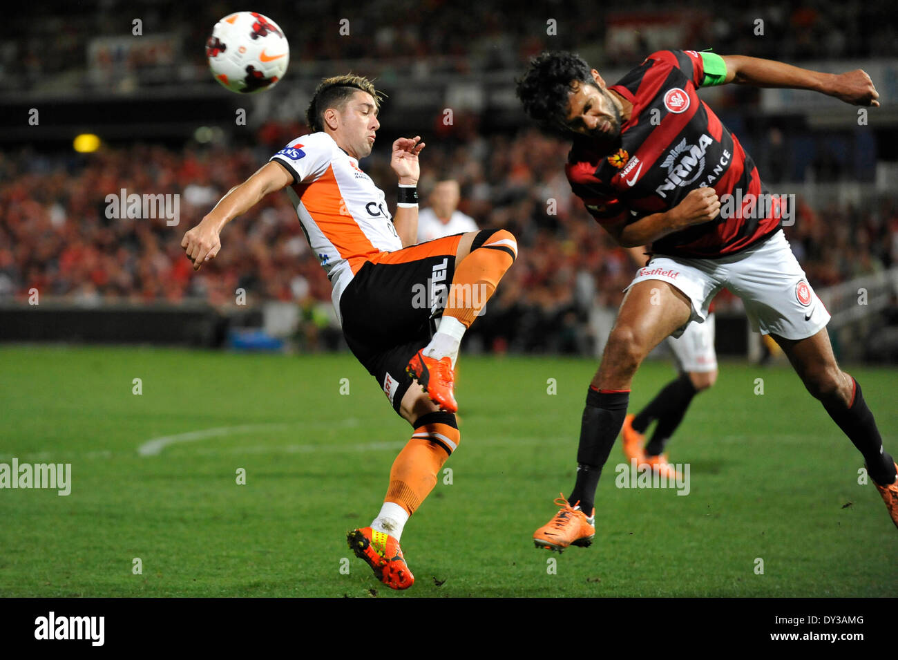 05.04.2014 Sydney, Australia. Brisbane Roar avanti Dimitri Petratos viene battuto per la testata da Wanderers defender Nikolai Topor-Stanley in azione durante la Hyundai una partita del campionato tra Western Sydney Wanderers FC e Brisbane Roar FC dalla Pirtek Stadium, Parramatta. Il gioco si è conclusa con un pareggio. Foto Stock