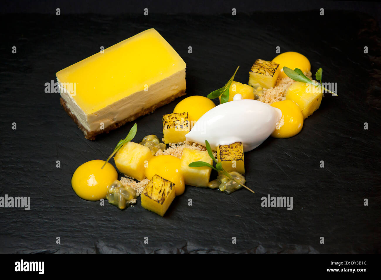 Ananas cheesecake dessert presentati da Michelin chef consigliata per un ristorante Foto Stock