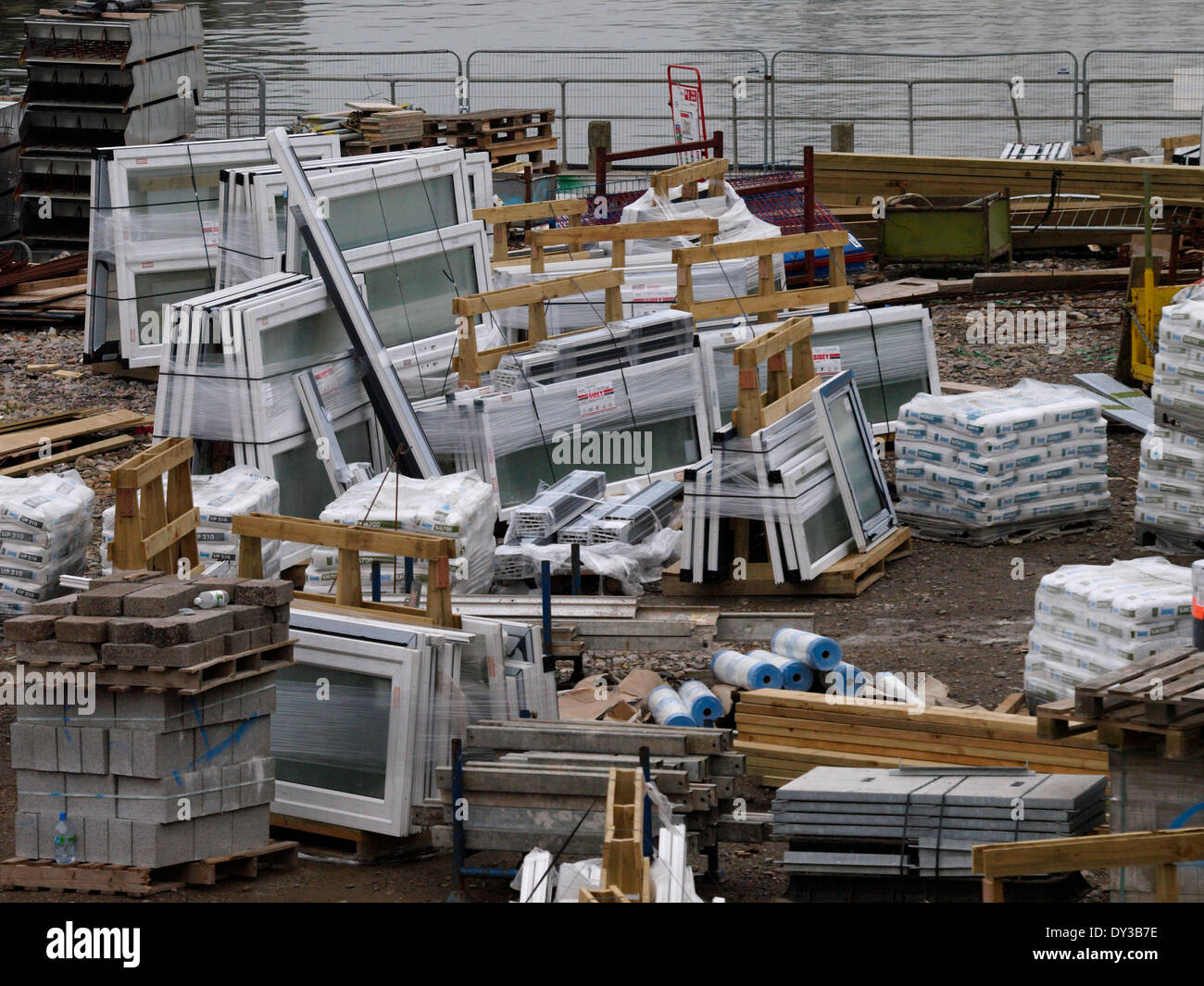 Nuovo windows pronto per essere messo in su un sito di costruzione, Plymouth, Devon, Regno Unito Foto Stock