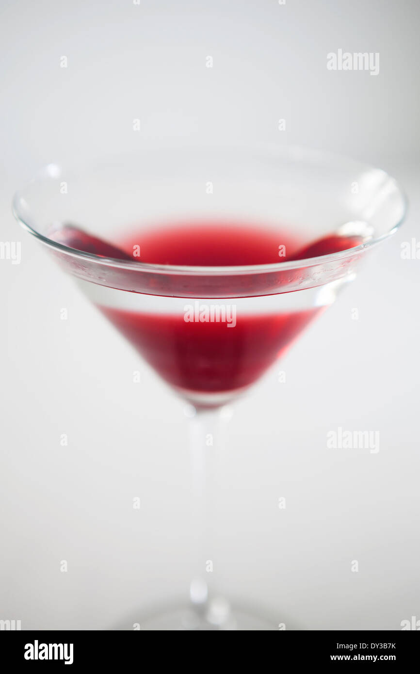 Rosso stratificato trasparente e il cocktail in una coppetta Martini Foto Stock