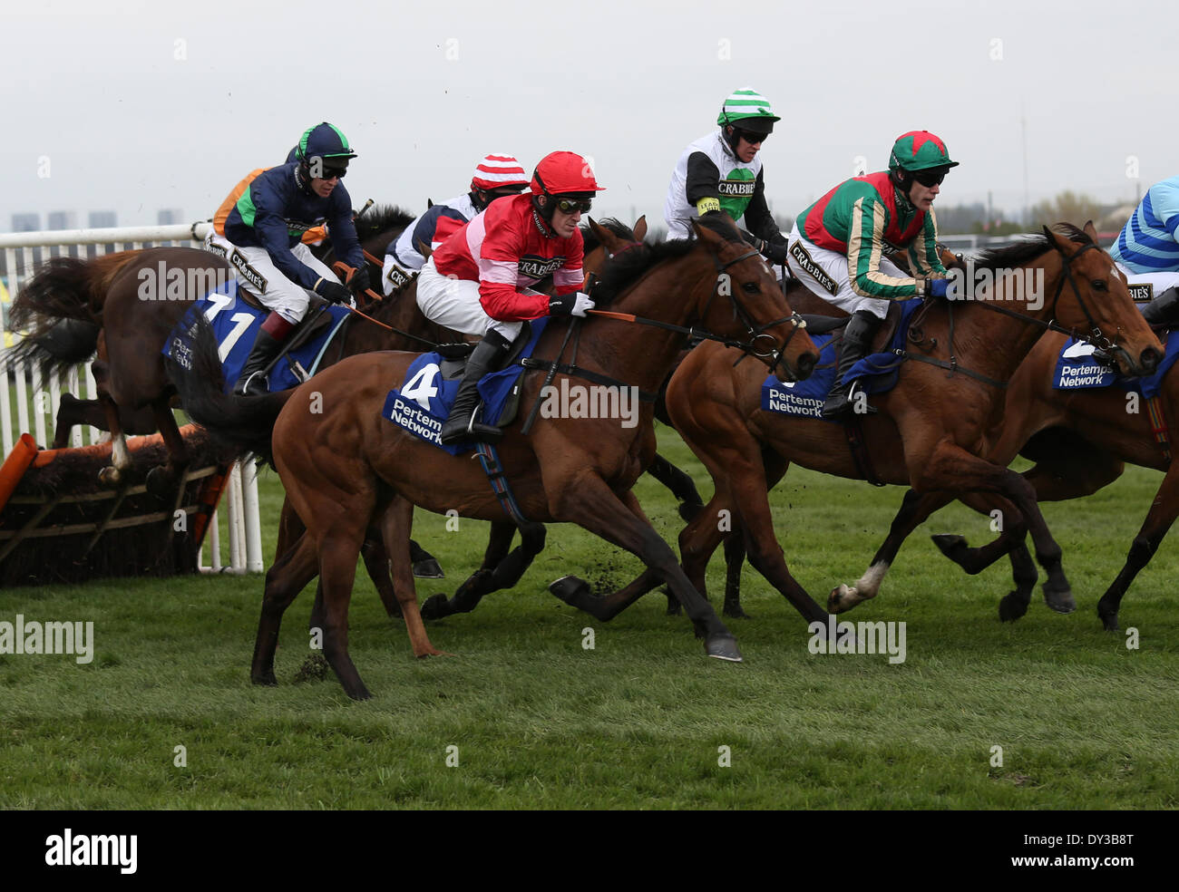 Liverpool, Regno Unito. 05 apr 2014. Lac Fontana sotto un P McCoy conquista la rete Pertemps Mersey novizi ostacolo durante il giorno e tre la tre giorni di grande Incontro nazionale da L'Aintree Racecourse Credito: Azione Sport Plus/Alamy Live News Foto Stock