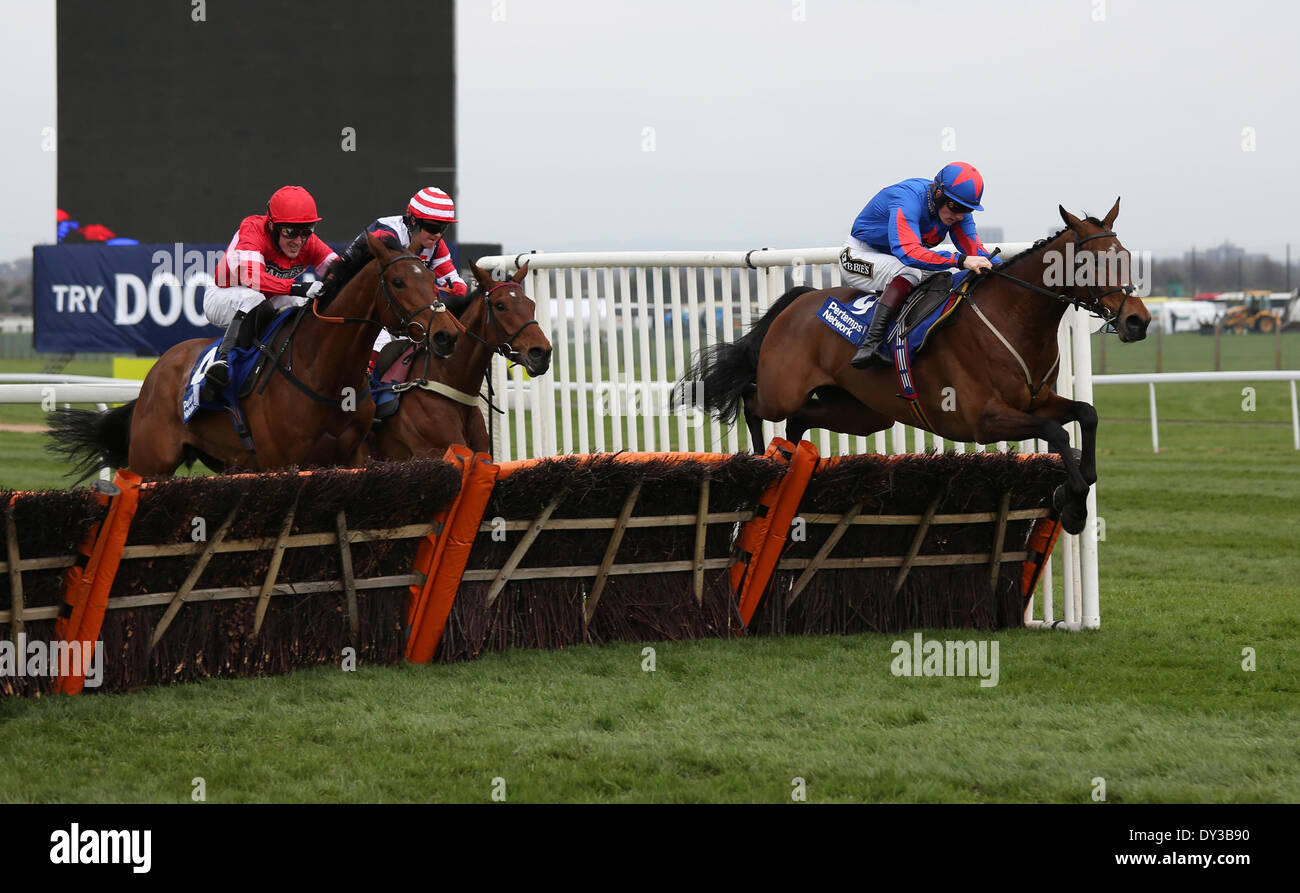 Liverpool, Regno Unito. 05 apr 2014. Lac Fontana sotto un P McCoy conquista la rete Pertemps Mersey novizi ostacolo durante il giorno e tre la tre giorni di grande Incontro nazionale da L'Aintree Racecourse Credito: Azione Sport Plus/Alamy Live News Foto Stock