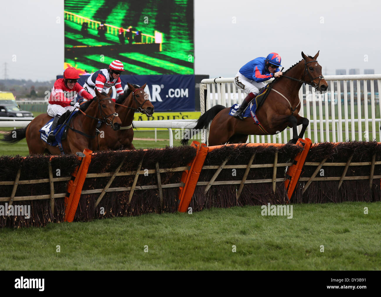 Liverpool, Regno Unito. 05 apr 2014. Lac Fontana sotto un P McCoy conquista la rete Pertemps Mersey novizi ostacolo durante il giorno e tre la tre giorni di grande Incontro nazionale da L'Aintree Racecourse Credito: Azione Sport Plus/Alamy Live News Foto Stock