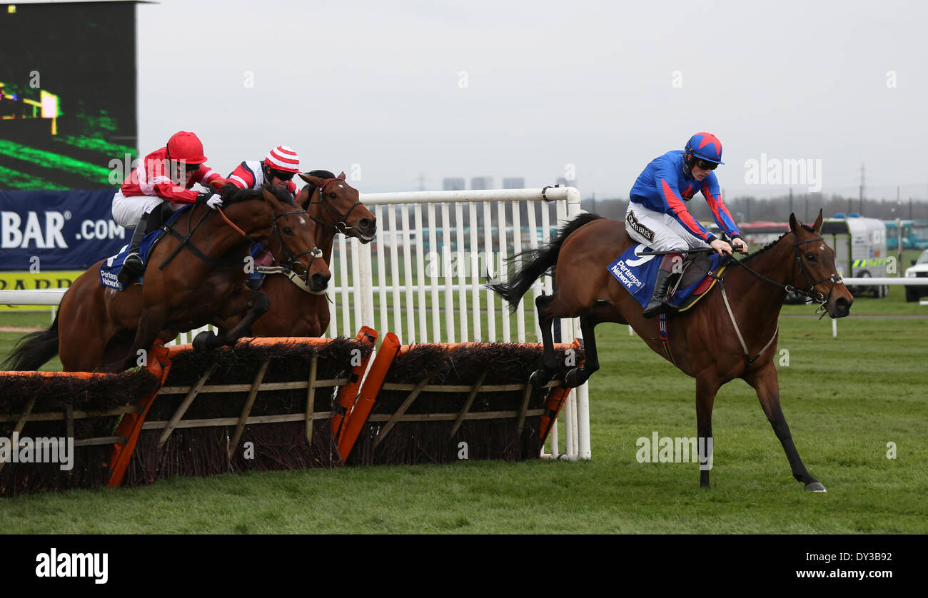 Liverpool, Regno Unito. 05 apr 2014. Lac Fontana sotto un P McCoy conquista la rete Pertemps Mersey novizi ostacolo durante il giorno e tre la tre giorni di grande Incontro nazionale da L'Aintree Racecourse Credito: Azione Sport Plus/Alamy Live News Foto Stock