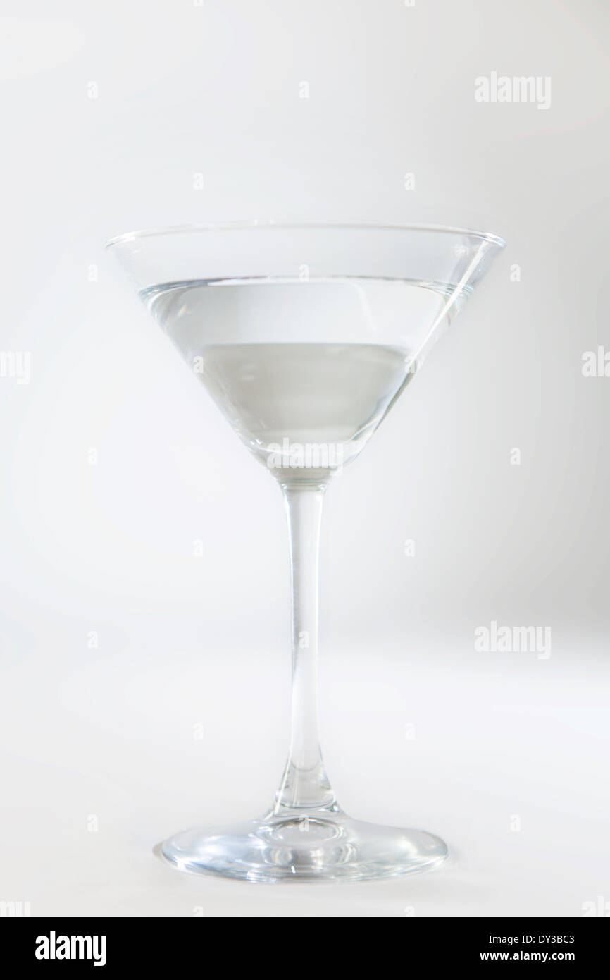 Chiara martini contro uno sfondo bianco Foto Stock