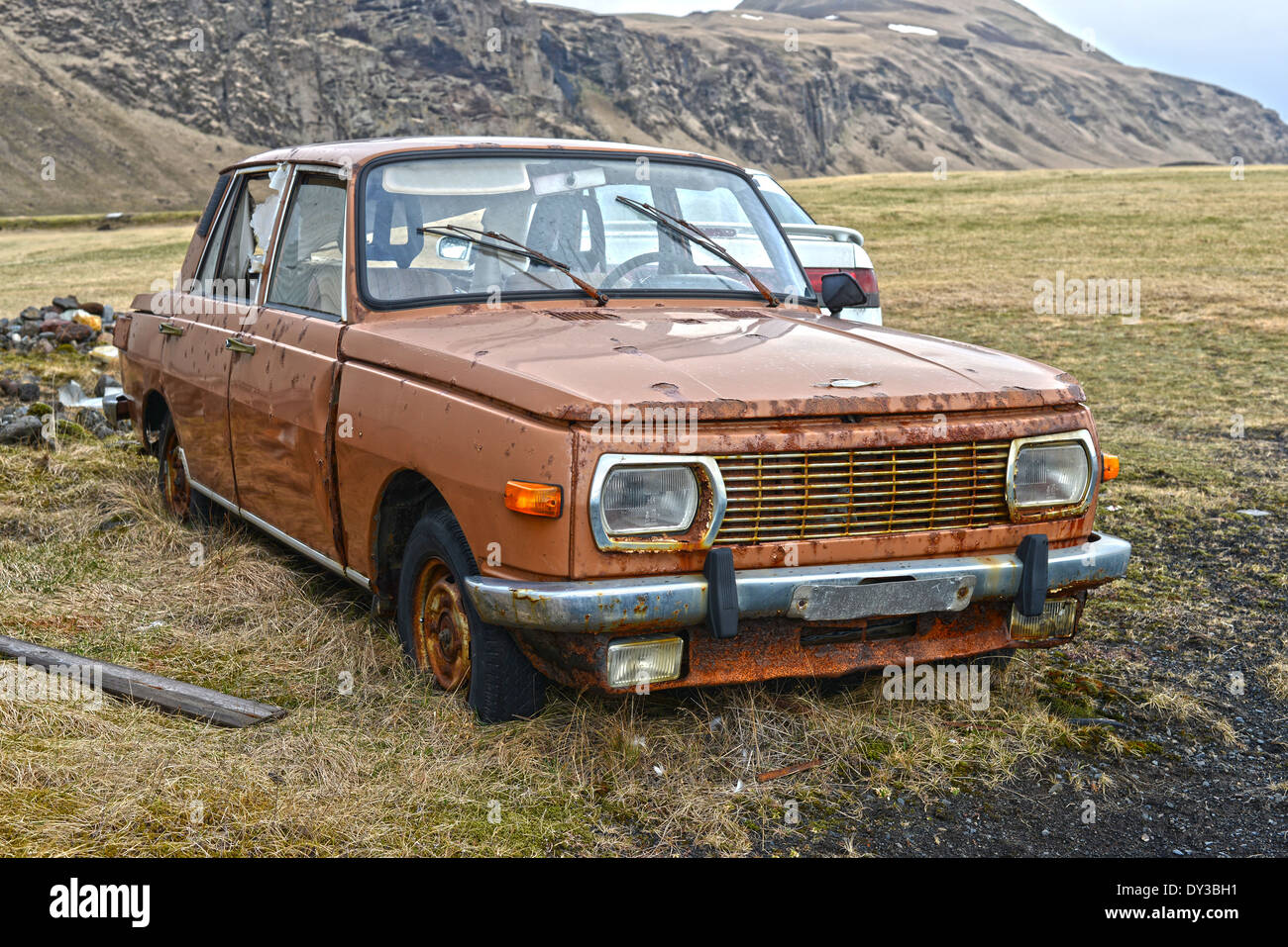 Abbandonato rusty auto in campagna Islandese Foto Stock