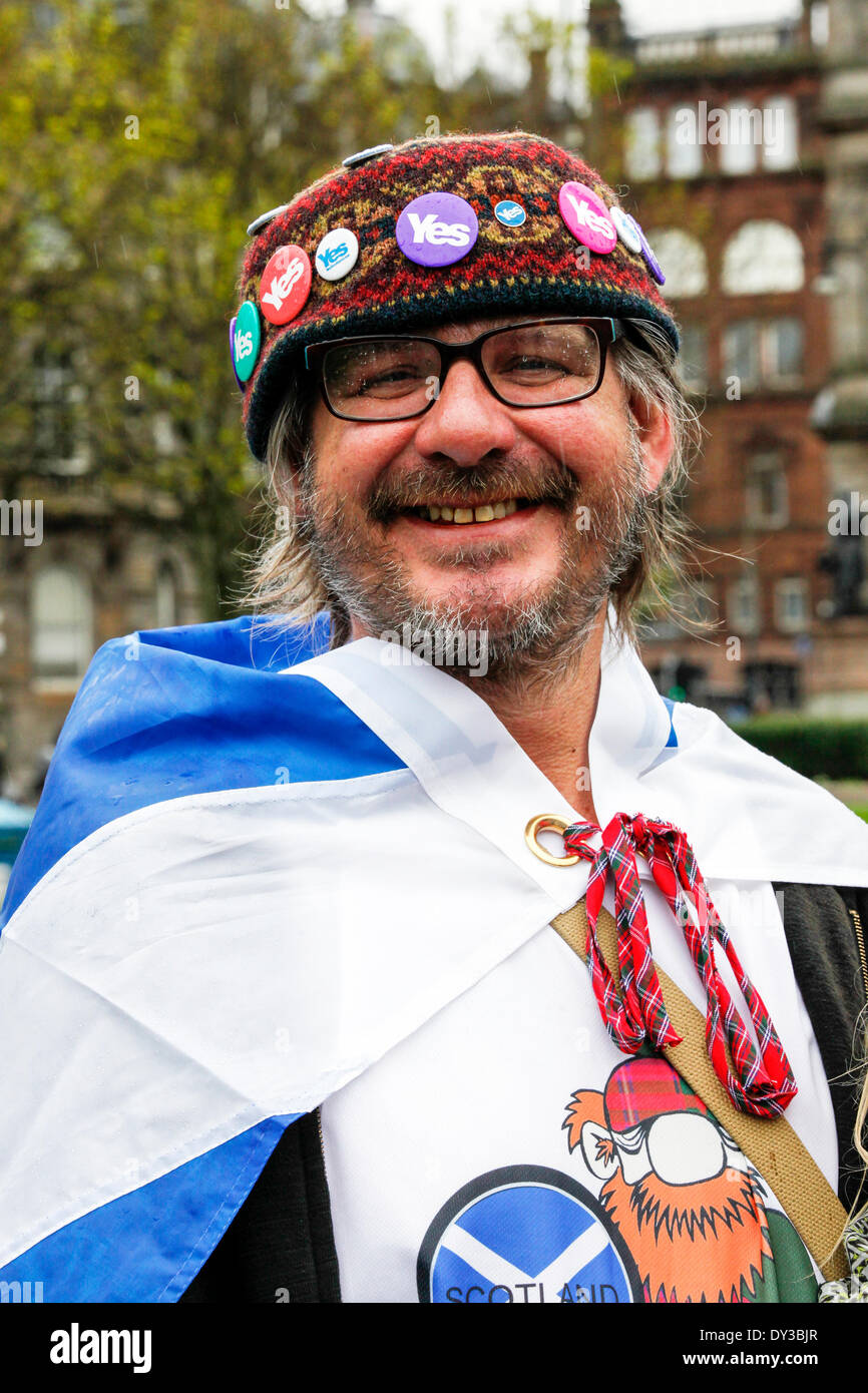 Glasgow, Scotland, Regno Unito. 5 aprile 2014. Quasi mille i sostenitori della campagna scozzese per il disarmo nucleare (CND) e l'Pro-Independence per la Scozia attivisti braved heavy rain e avverse condizioni meteorologiche collettivamente prendere parte in un buon umore nel rally di George Square, Glasgow, Scotland, Regno Unito gli attivisti hanno partecipato da tutta la Scozia e intende prendere le loro proteste a Faslane Base Navale, Gairloch, Scozia lunedì 7 aprile 2014. Credito: Findlay/Alamy Live News Foto Stock