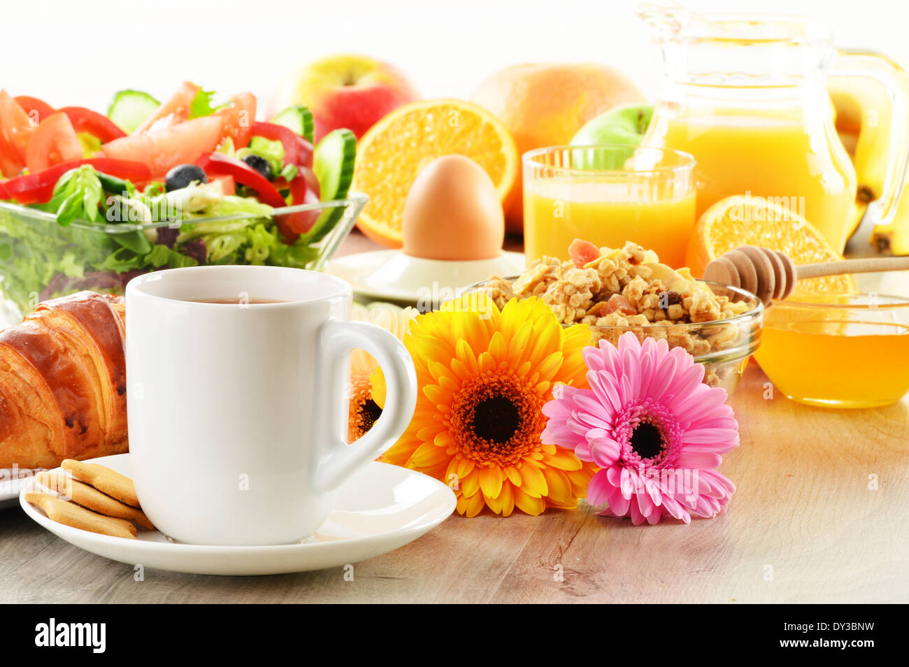 La prima colazione con caffè, succo di frutta, croissant, insalata, muesli e uovo. Buffet svedese Foto Stock