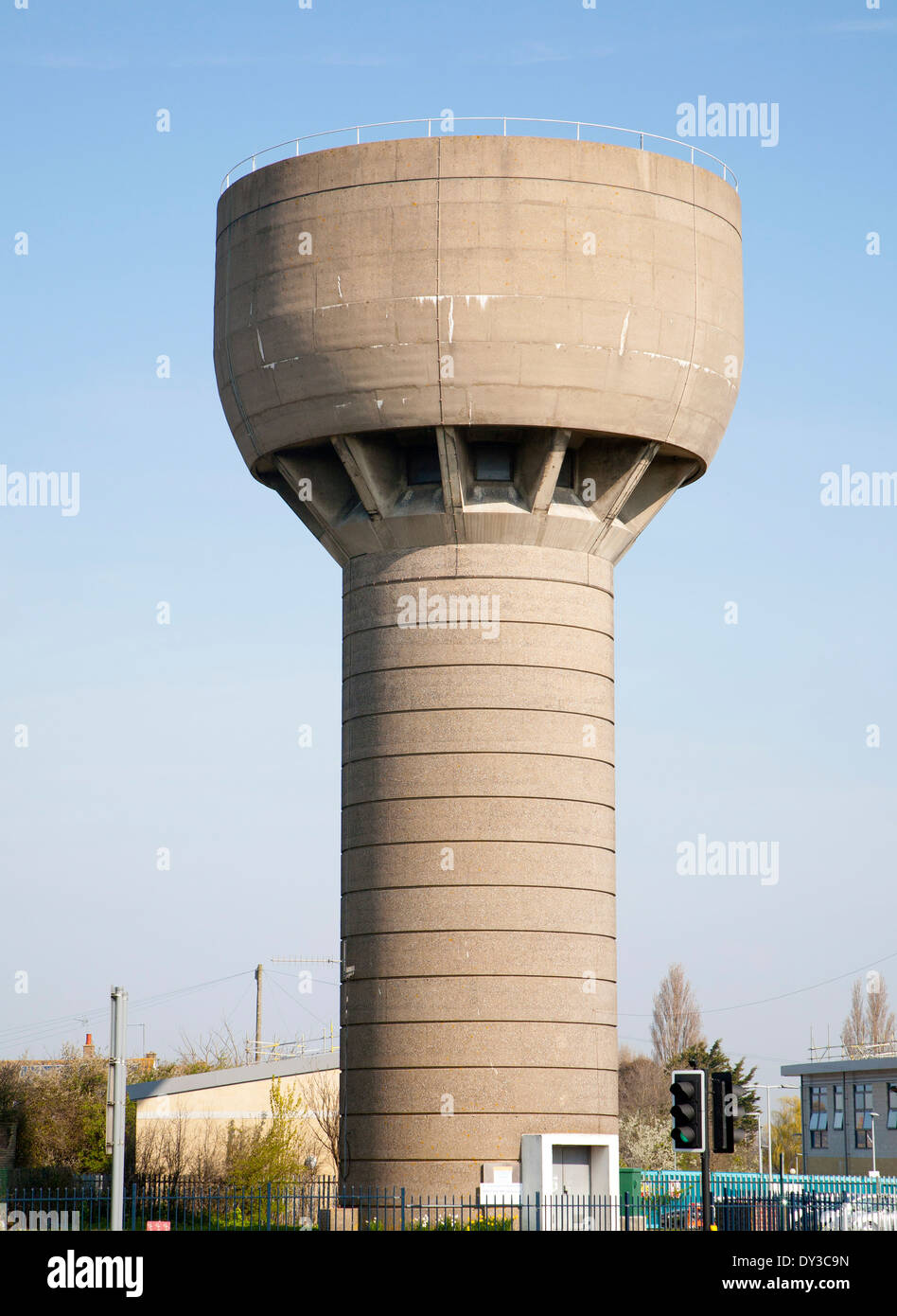 Grandi concreto acqua torre di storage presso Pakefield, Lowestoft, Suffolk, Inghilterra -inusuale in non avente alcun antenne telefoniche o piloni Foto Stock