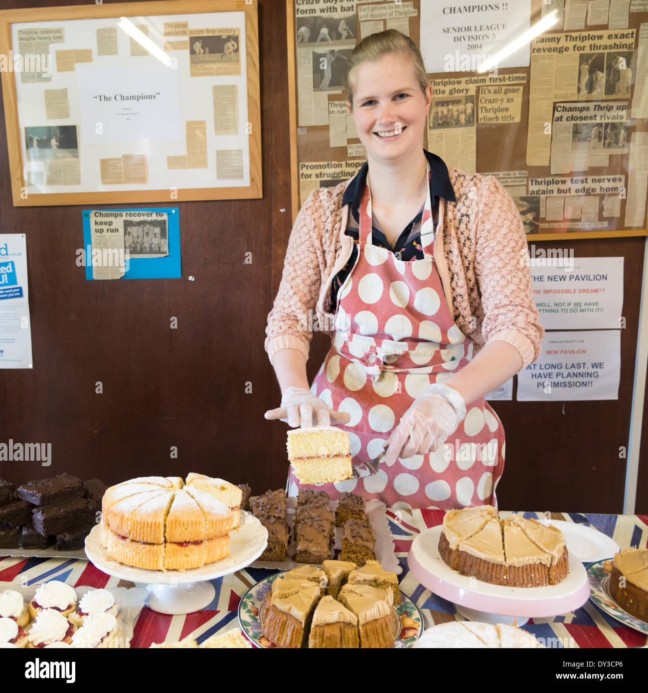 Thriplow, Cambridgeshire, Regno Unito. 5 aprile 2014. Visitatori Sophie Matthew vende torte fatte in casa come migliaia di persone godono di sole primaverile al Thriplow Daffodil Weekend in Cambridgeshire Regno Unito 5 aprile 2014. Ogni anno tra 7000-10000 persone frequentano il villaggio evento per vedere visualizza dei narcisi, visitando i residenti giardini aperti, craft fienili, chioschi, Morris dancing, paese dimostrazioni di artigianato, pesanti cavalli e fiera del divertimento escursioni. Le strade sono chiuse al traffico consentendo ai visitatori di passeggiare al grazioso villaggio corsie in una celebrazione della primavera. Credito: Julian Eales/Alamy Live News Foto Stock Thriplow, Cambridgeshire, Regno Unito. 5 aprile 2014. Visitatori Sophie Matthew vende torte fatte in casa come migliaia di persone godono di sole primaverile al Thriplow Daffodil Weekend in Cambridgeshire Regno Unito 5 aprile 2014. Ogni anno tra 7000-10000 persone frequentano il villaggio evento per vedere visualizza dei narcisi, visitando i residenti giardini aperti, craft fienili, chioschi, Morris dancing, paese dimostrazioni di artigianato, pesanti cavalli e fiera del divertimento escursioni. Le strade sono chiuse al traffico consentendo ai visitatori di passeggiare al grazioso villaggio corsie in una celebrazione della primavera. Credito: Julian Eales/Alamy Live News Foto Stock
