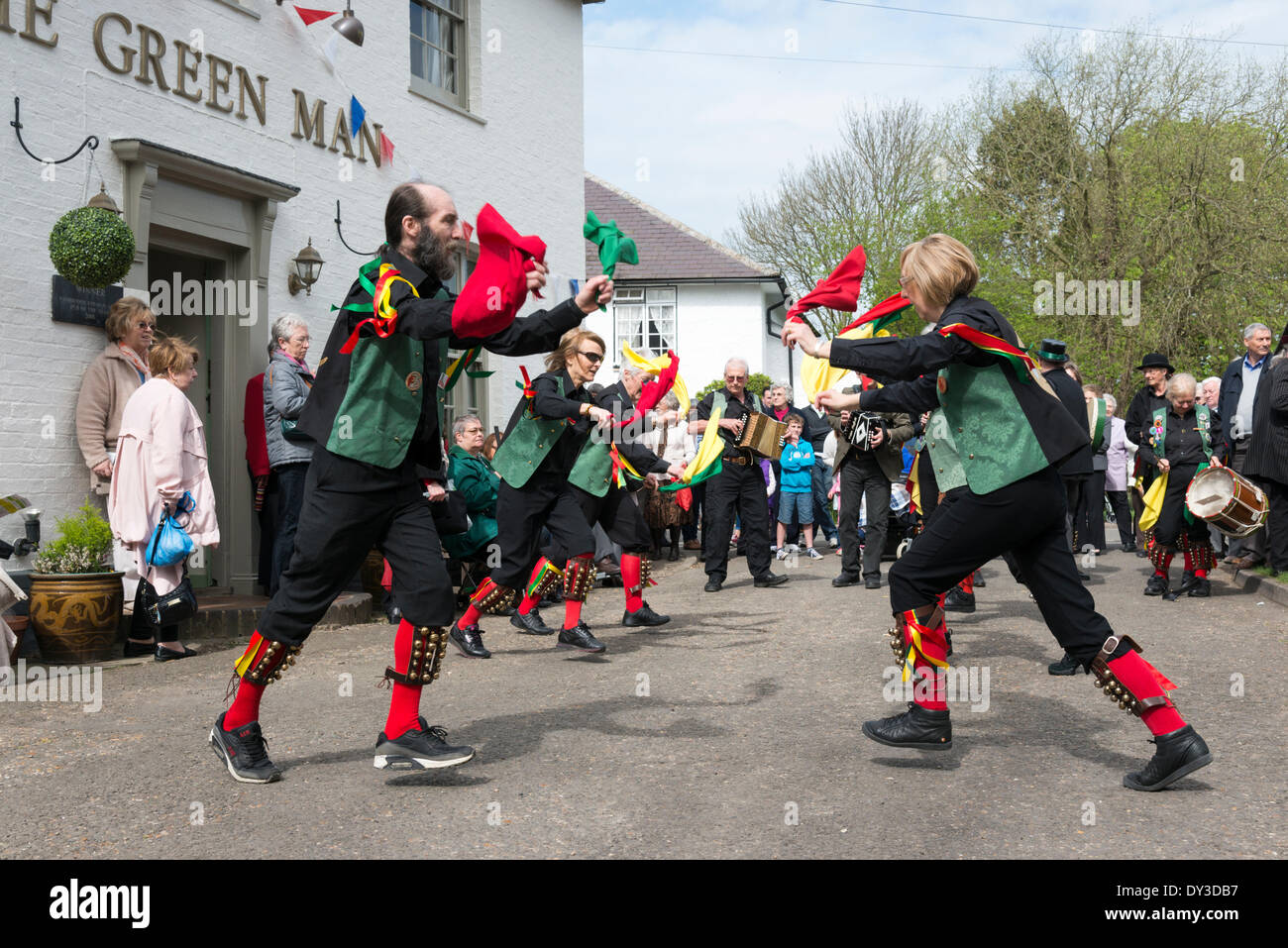 Thriplow, Cambridgeshire, Regno Unito. 5 aprile 2014. Morris ballerini eseguono come migliaia di persone godono di sole primaverile al Thriplow Daffodil Weekend in Cambridgeshire Regno Unito 5 aprile 2014. Ogni anno tra 7000-10000 persone frequentano il villaggio evento per vedere visualizza dei narcisi, visitando i residenti giardini aperti, craft fienili, chioschi, Morris dancing, paese dimostrazioni di artigianato, pesanti cavalli e fiera del divertimento escursioni. Le strade sono chiuse al traffico consentendo ai visitatori di passeggiare al grazioso villaggio corsie in una celebrazione della primavera. Credito: Julian Eales/Alamy Live News Foto Stock Thriplow, Cambridgeshire, Regno Unito. 5 aprile 2014. Morris ballerini eseguono come migliaia di persone godono di sole primaverile al Thriplow Daffodil Weekend in Cambridgeshire Regno Unito 5 aprile 2014. Ogni anno tra 7000-10000 persone frequentano il villaggio evento per vedere visualizza dei narcisi, visitando i residenti giardini aperti, craft fienili, chioschi, Morris dancing, paese dimostrazioni di artigianato, pesanti cavalli e fiera del divertimento escursioni. Le strade sono chiuse al traffico consentendo ai visitatori di passeggiare al grazioso villaggio corsie in una celebrazione della primavera. Credito: Julian Eales/Alamy Live News Foto Stock