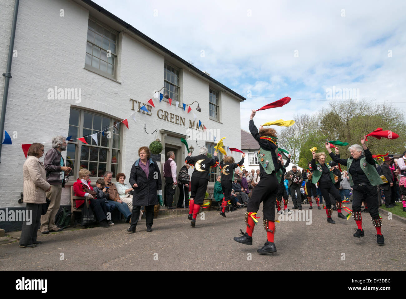 Thriplow, Cambridgeshire, Regno Unito. 5 aprile 2014. Morris ballerini eseguono come migliaia di persone godono di sole primaverile al Thriplow Daffodil Weekend in Cambridgeshire Regno Unito 5 aprile 2014. Ogni anno tra 7000-10000 persone frequentano il villaggio evento per vedere visualizza dei narcisi, visitando i residenti giardini aperti, craft fienili, chioschi, Morris dancing, paese dimostrazioni di artigianato, pesanti cavalli e fiera del divertimento escursioni. Le strade sono chiuse al traffico consentendo ai visitatori di passeggiare al grazioso villaggio corsie in una celebrazione della primavera. Credito: Julian Eales/Alamy Live News Foto Stock Thriplow, Cambridgeshire, Regno Unito. 5 aprile 2014. Morris ballerini eseguono come migliaia di persone godono di sole primaverile al Thriplow Daffodil Weekend in Cambridgeshire Regno Unito 5 aprile 2014. Ogni anno tra 7000-10000 persone frequentano il villaggio evento per vedere visualizza dei narcisi, visitando i residenti giardini aperti, craft fienili, chioschi, Morris dancing, paese dimostrazioni di artigianato, pesanti cavalli e fiera del divertimento escursioni. Le strade sono chiuse al traffico consentendo ai visitatori di passeggiare al grazioso villaggio corsie in una celebrazione della primavera. Credito: Julian Eales/Alamy Live News Foto Stock