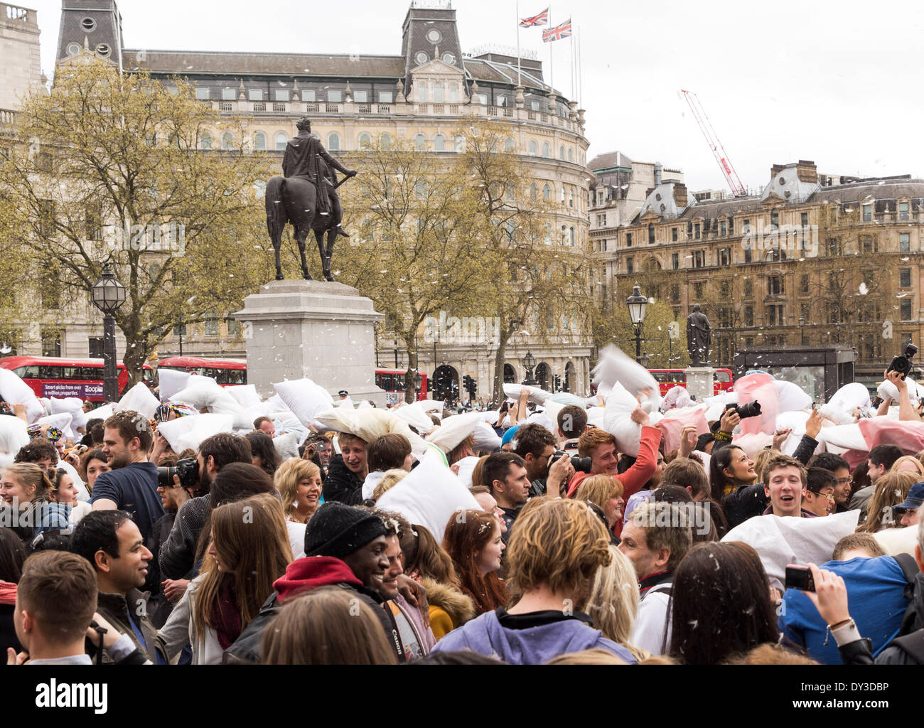 Londra, Regno Unito. 5 aprile 2014. Migliaia di persone che trasportano soffici cuscini riuniti a Londra in Trafalgar Square di sabato per cuscino internazionale lotta giorno. Londra, UK . Alcune persone hanno ottenuto i loro cuscini strappati e piume sono volato in aria. Londra è stato uno dei più di 100 città in tutto il mondo per prendere parte all'evento. Credito: Cecilia Colussi/Alamy Live News Foto Stock