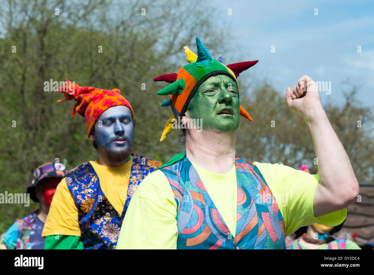 Thriplow, Cambridgeshire, Regno Unito. 5 aprile 2014. Membri della Gog Magog Molly danza come migliaia di persone godono di sole primaverile al Thriplow Daffodil Weekend in Cambridgeshire Regno Unito 5 aprile 2014. Ogni anno tra 7000-10000 persone frequentano il villaggio evento per vedere visualizza dei narcisi, visitando i residenti giardini aperti, craft fienili, chioschi, Morris dancing, paese dimostrazioni di artigianato, pesanti cavalli e fiera del divertimento escursioni. Le strade sono chiuse al traffico consentendo ai visitatori di passeggiare al grazioso villaggio corsie in una celebrazione della primavera. Credito: Julian Eales/Alamy Live News Foto Stock Thriplow, Cambridgeshire, Regno Unito. 5 aprile 2014. Membri della Gog Magog Molly danza come migliaia di persone godono di sole primaverile al Thriplow Daffodil Weekend in Cambridgeshire Regno Unito 5 aprile 2014. Ogni anno tra 7000-10000 persone frequentano il villaggio evento per vedere visualizza dei narcisi, visitando i residenti giardini aperti, craft fienili, chioschi, Morris dancing, paese dimostrazioni di artigianato, pesanti cavalli e fiera del divertimento escursioni. Le strade sono chiuse al traffico consentendo ai visitatori di passeggiare al grazioso villaggio corsie in una celebrazione della primavera. Credito: Julian Eales/Alamy Live News Foto Stock