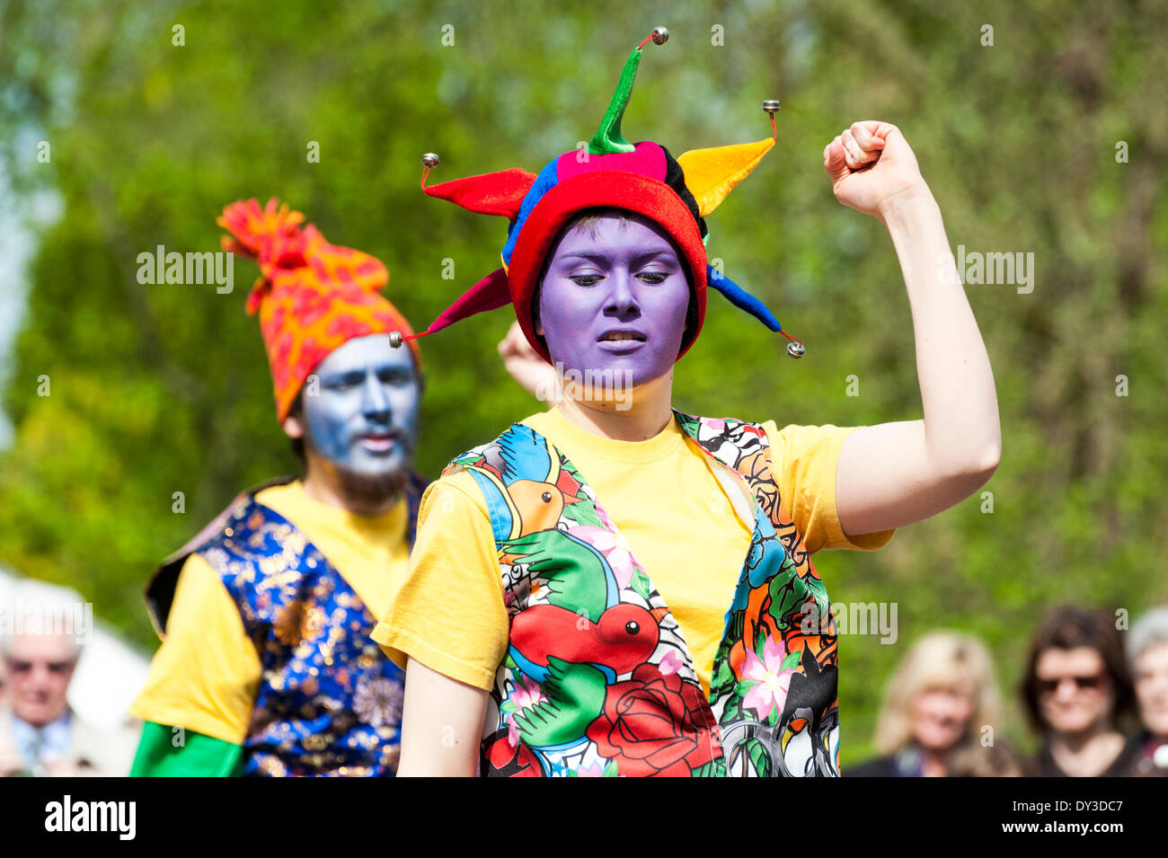 Thriplow, Cambridgeshire, Regno Unito. 5 aprile 2014. Membri della Gog Magog Molly danza come migliaia di persone godono di sole primaverile al Thriplow Daffodil Weekend in Cambridgeshire Regno Unito 5 aprile 2014. Ogni anno tra 7000-10000 persone frequentano il villaggio evento per vedere visualizza dei narcisi, visitando i residenti giardini aperti, craft fienili, chioschi, Morris dancing, paese dimostrazioni di artigianato, pesanti cavalli e fiera del divertimento escursioni. Le strade sono chiuse al traffico consentendo ai visitatori di passeggiare al grazioso villaggio corsie in una celebrazione della primavera. Credito: Julian Eales/Alamy Live News Foto Stock Thriplow, Cambridgeshire, Regno Unito. 5 aprile 2014. Membri della Gog Magog Molly danza come migliaia di persone godono di sole primaverile al Thriplow Daffodil Weekend in Cambridgeshire Regno Unito 5 aprile 2014. Ogni anno tra 7000-10000 persone frequentano il villaggio evento per vedere visualizza dei narcisi, visitando i residenti giardini aperti, craft fienili, chioschi, Morris dancing, paese dimostrazioni di artigianato, pesanti cavalli e fiera del divertimento escursioni. Le strade sono chiuse al traffico consentendo ai visitatori di passeggiare al grazioso villaggio corsie in una celebrazione della primavera. Credito: Julian Eales/Alamy Live News Foto Stock