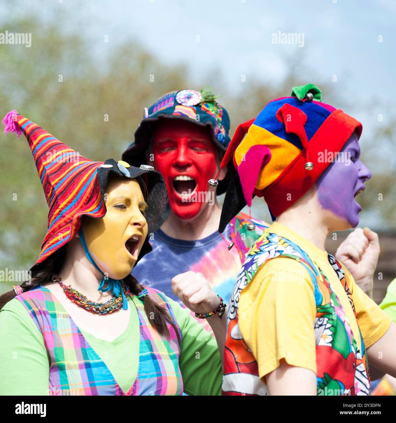 Thriplow, Cambridgeshire, Regno Unito. 5 aprile 2014. Membri della Gog Magog Molly danza come migliaia di persone godono di sole primaverile al Thriplow Daffodil Weekend in Cambridgeshire Regno Unito 5 aprile 2014. Ogni anno tra 7000-10000 persone frequentano il villaggio evento per vedere visualizza dei narcisi, visitando i residenti giardini aperti, craft fienili, chioschi, Morris dancing, paese dimostrazioni di artigianato, pesanti cavalli e fiera del divertimento escursioni. Le strade sono chiuse al traffico consentendo ai visitatori di passeggiare al grazioso villaggio corsie in una celebrazione della primavera. Credito: Julian Eales/Alamy Live News Foto Stock Thriplow, Cambridgeshire, Regno Unito. 5 aprile 2014. Membri della Gog Magog Molly danza come migliaia di persone godono di sole primaverile al Thriplow Daffodil Weekend in Cambridgeshire Regno Unito 5 aprile 2014. Ogni anno tra 7000-10000 persone frequentano il villaggio evento per vedere visualizza dei narcisi, visitando i residenti giardini aperti, craft fienili, chioschi, Morris dancing, paese dimostrazioni di artigianato, pesanti cavalli e fiera del divertimento escursioni. Le strade sono chiuse al traffico consentendo ai visitatori di passeggiare al grazioso villaggio corsie in una celebrazione della primavera. Credito: Julian Eales/Alamy Live News Foto Stock