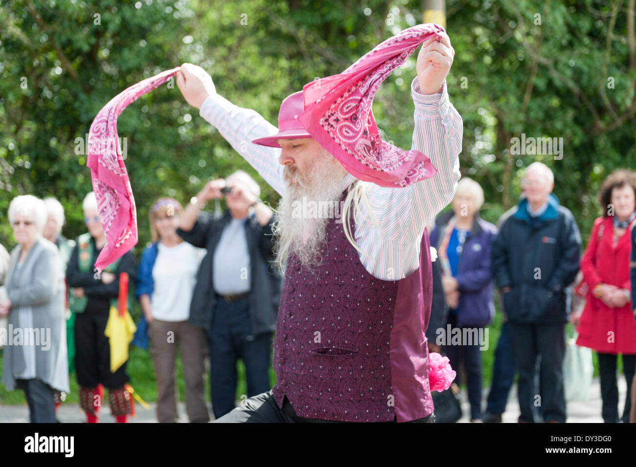 Thriplow, Cambridgeshire, Regno Unito. 5 aprile 2014. Un uomo compie un Morris Dance come migliaia di persone godono di sole primaverile al Thriplow Daffodil Weekend in Cambridgeshire Regno Unito 5 aprile 2014. Ogni anno tra 7000-10000 persone frequentano il villaggio evento per vedere visualizza dei narcisi, visitando i residenti giardini aperti, craft fienili, chioschi, Morris dancing, paese dimostrazioni di artigianato, pesanti cavalli e fiera del divertimento escursioni. Le strade sono chiuse al traffico consentendo ai visitatori di passeggiare al grazioso villaggio corsie in una celebrazione della primavera. © Julian Eales/Alamy Live News Credito: Julian Eales/Alamy vivere nuove Foto Stock Thriplow, Cambridgeshire, Regno Unito. 5 aprile 2014. Un uomo compie un Morris Dance come migliaia di persone godono di sole primaverile al Thriplow Daffodil Weekend in Cambridgeshire Regno Unito 5 aprile 2014. Ogni anno tra 7000-10000 persone frequentano il villaggio evento per vedere visualizza dei narcisi, visitando i residenti giardini aperti, craft fienili, chioschi, Morris dancing, paese dimostrazioni di artigianato, pesanti cavalli e fiera del divertimento escursioni. Le strade sono chiuse al traffico consentendo ai visitatori di passeggiare al grazioso villaggio corsie in una celebrazione della primavera. © Julian Eales/Alamy Live News Credito: Julian Eales/Alamy vivere nuove Foto Stock