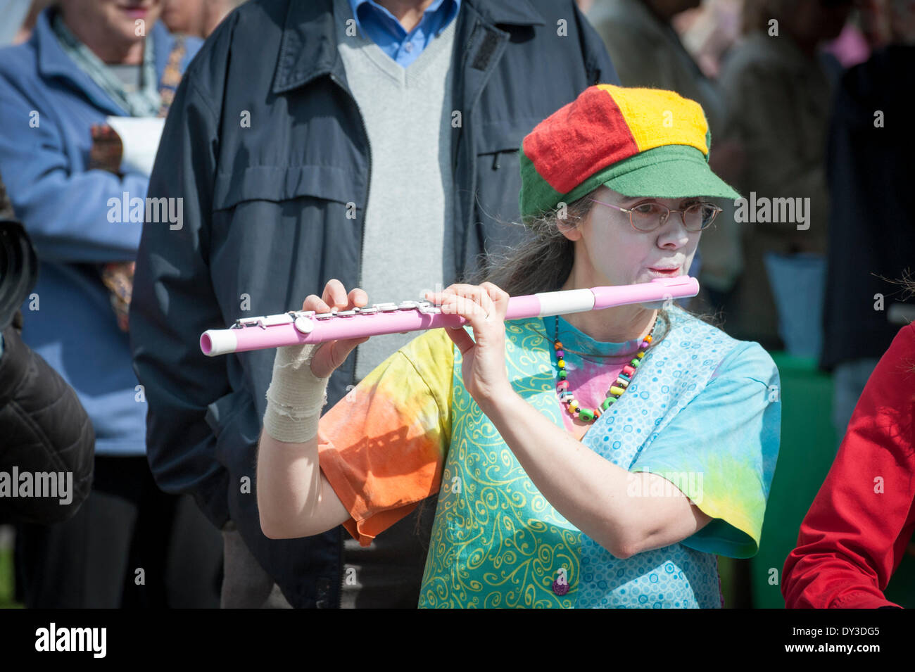 Thriplow, Cambridgeshire, Regno Unito. 5 aprile 2014. Membri della Gog Magog Molly danza come migliaia di persone godono di sole primaverile al Thriplow Daffodil Weekend in Cambridgeshire Regno Unito 5 aprile 2014. Ogni anno tra 7000-10000 persone frequentano il villaggio evento per vedere visualizza dei narcisi, visitando i residenti giardini aperti, craft fienili, chioschi, Morris dancing, paese dimostrazioni di artigianato, pesanti cavalli e fiera del divertimento escursioni. Le strade sono chiuse al traffico consentendo ai visitatori di passeggiare al grazioso villaggio corsie in una celebrazione della primavera. Credito: Julian Eales/Alamy Live News Foto Stock Thriplow, Cambridgeshire, Regno Unito. 5 aprile 2014. Membri della Gog Magog Molly danza come migliaia di persone godono di sole primaverile al Thriplow Daffodil Weekend in Cambridgeshire Regno Unito 5 aprile 2014. Ogni anno tra 7000-10000 persone frequentano il villaggio evento per vedere visualizza dei narcisi, visitando i residenti giardini aperti, craft fienili, chioschi, Morris dancing, paese dimostrazioni di artigianato, pesanti cavalli e fiera del divertimento escursioni. Le strade sono chiuse al traffico consentendo ai visitatori di passeggiare al grazioso villaggio corsie in una celebrazione della primavera. Credito: Julian Eales/Alamy Live News Foto Stock