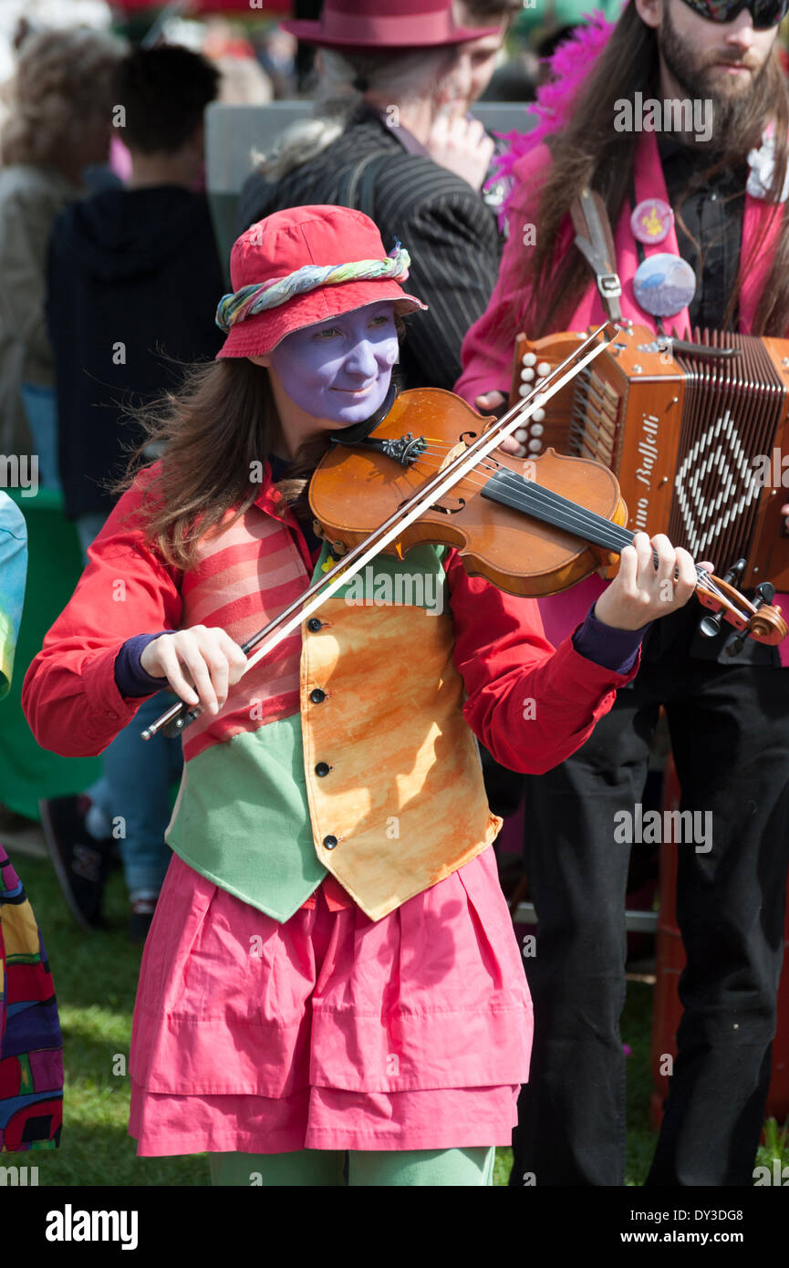 Thriplow, Cambridgeshire, Regno Unito. 5 aprile 2014. Membri della Gog Magog Molly danza come migliaia di persone godono di sole primaverile al Thriplow Daffodil Weekend in Cambridgeshire Regno Unito 5 aprile 2014. Ogni anno tra 7000-10000 persone frequentano il villaggio evento per vedere visualizza dei narcisi, visitando i residenti giardini aperti, craft fienili, chioschi, Morris dancing, paese dimostrazioni di artigianato, pesanti cavalli e fiera del divertimento escursioni. Le strade sono chiuse al traffico consentendo ai visitatori di passeggiare al grazioso villaggio corsie in una celebrazione della primavera. Credito: Julian Eales/Alamy Live News Foto Stock Thriplow, Cambridgeshire, Regno Unito. 5 aprile 2014. Membri della Gog Magog Molly danza come migliaia di persone godono di sole primaverile al Thriplow Daffodil Weekend in Cambridgeshire Regno Unito 5 aprile 2014. Ogni anno tra 7000-10000 persone frequentano il villaggio evento per vedere visualizza dei narcisi, visitando i residenti giardini aperti, craft fienili, chioschi, Morris dancing, paese dimostrazioni di artigianato, pesanti cavalli e fiera del divertimento escursioni. Le strade sono chiuse al traffico consentendo ai visitatori di passeggiare al grazioso villaggio corsie in una celebrazione della primavera. Credito: Julian Eales/Alamy Live News Foto Stock