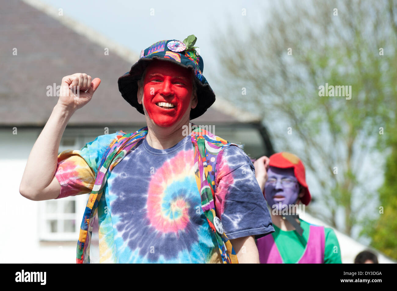 Thriplow, Cambridgeshire, Regno Unito. 5 aprile 2014. Membri della Gog Magog Molly danza come migliaia di persone godono di sole primaverile al Thriplow Daffodil Weekend in Cambridgeshire Regno Unito 5 aprile 2014. Ogni anno tra 7000-10000 persone frequentano il villaggio evento per vedere visualizza dei narcisi, visitando i residenti giardini aperti, craft fienili, chioschi, Morris dancing, paese dimostrazioni di artigianato, pesanti cavalli e fiera del divertimento escursioni. Le strade sono chiuse al traffico consentendo ai visitatori di passeggiare al grazioso villaggio corsie in una celebrazione della primavera. Credito: Julian Eales/Alamy Live News Foto Stock Thriplow, Cambridgeshire, Regno Unito. 5 aprile 2014. Membri della Gog Magog Molly danza come migliaia di persone godono di sole primaverile al Thriplow Daffodil Weekend in Cambridgeshire Regno Unito 5 aprile 2014. Ogni anno tra 7000-10000 persone frequentano il villaggio evento per vedere visualizza dei narcisi, visitando i residenti giardini aperti, craft fienili, chioschi, Morris dancing, paese dimostrazioni di artigianato, pesanti cavalli e fiera del divertimento escursioni. Le strade sono chiuse al traffico consentendo ai visitatori di passeggiare al grazioso villaggio corsie in una celebrazione della primavera. Credito: Julian Eales/Alamy Live News Foto Stock