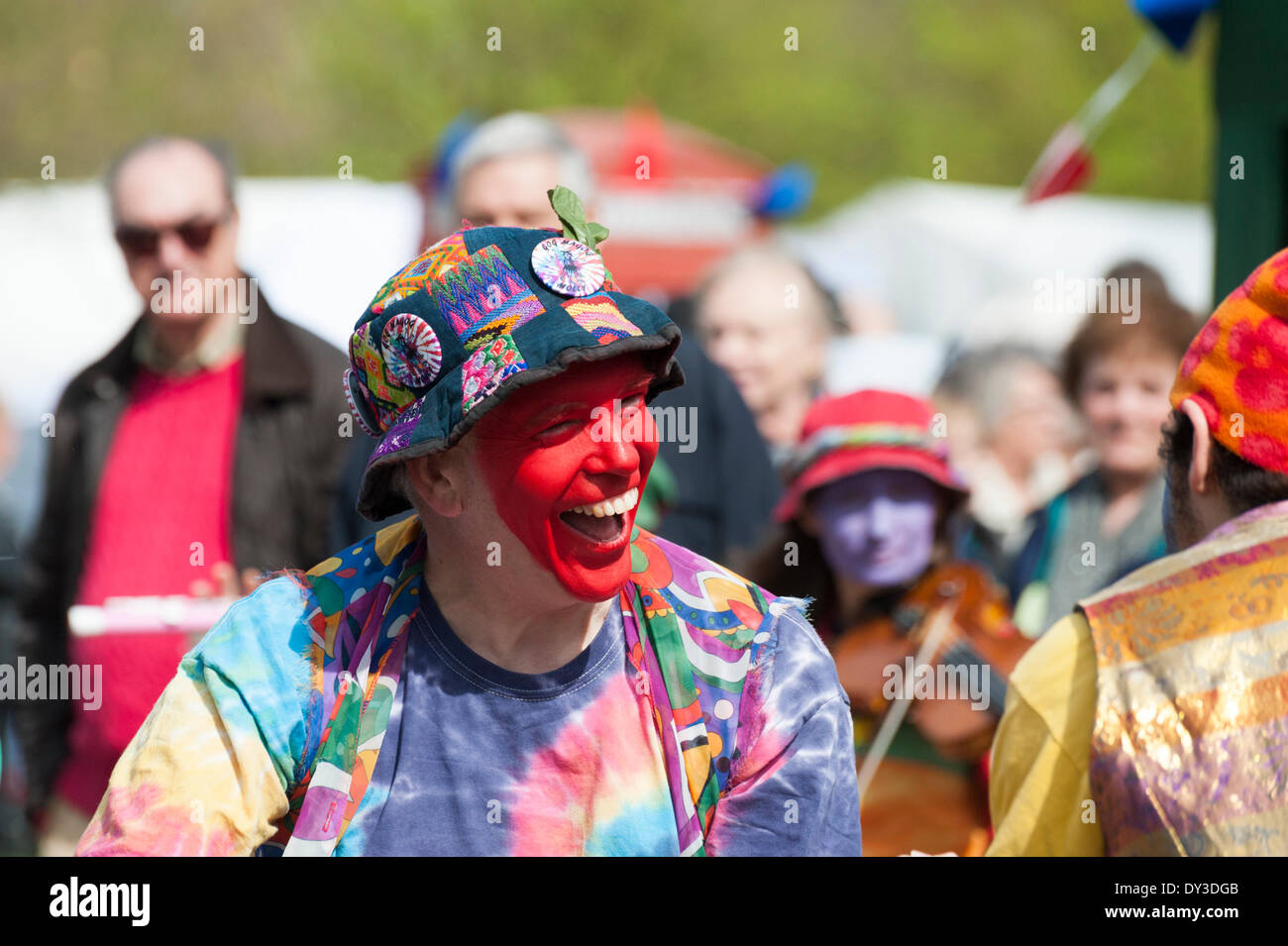 Thriplow, Cambridgeshire, Regno Unito. 5 aprile 2014. Membri della Gog Magog Molly danza come migliaia di persone godono di sole primaverile al Thriplow Daffodil Weekend in Cambridgeshire Regno Unito 5 aprile 2014. Ogni anno tra 7000-10000 persone frequentano il villaggio evento per vedere visualizza dei narcisi, visitando i residenti giardini aperti, craft fienili, chioschi, Morris dancing, paese dimostrazioni di artigianato, pesanti cavalli e fiera del divertimento escursioni. Le strade sono chiuse al traffico consentendo ai visitatori di passeggiare al grazioso villaggio corsie in una celebrazione della primavera. Credito: Julian Eales/Alamy Live News Foto Stock Thriplow, Cambridgeshire, Regno Unito. 5 aprile 2014. Membri della Gog Magog Molly danza come migliaia di persone godono di sole primaverile al Thriplow Daffodil Weekend in Cambridgeshire Regno Unito 5 aprile 2014. Ogni anno tra 7000-10000 persone frequentano il villaggio evento per vedere visualizza dei narcisi, visitando i residenti giardini aperti, craft fienili, chioschi, Morris dancing, paese dimostrazioni di artigianato, pesanti cavalli e fiera del divertimento escursioni. Le strade sono chiuse al traffico consentendo ai visitatori di passeggiare al grazioso villaggio corsie in una celebrazione della primavera. Credito: Julian Eales/Alamy Live News Foto Stock