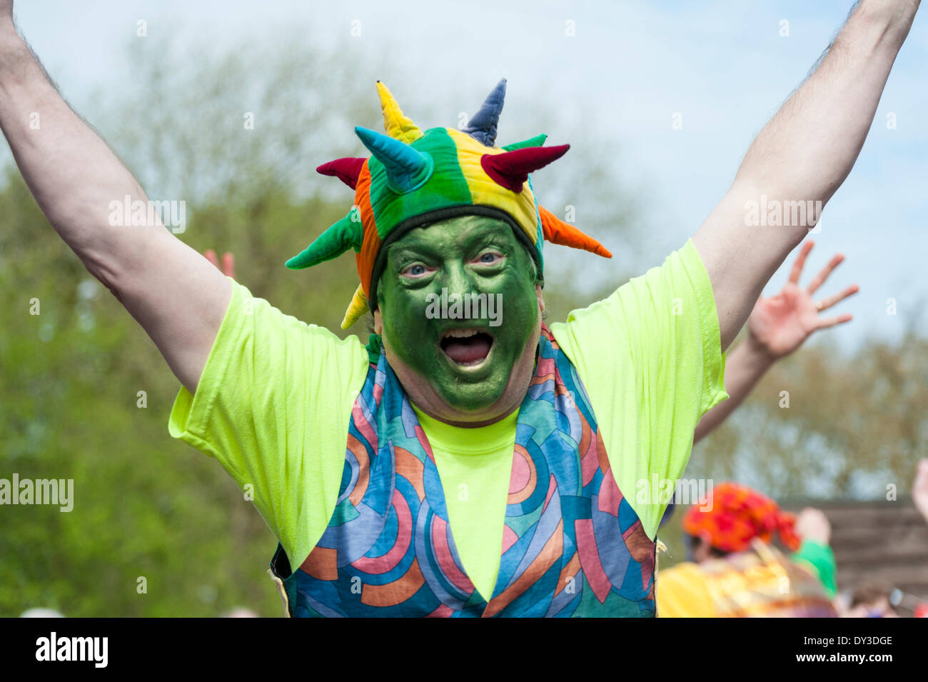 Thriplow, Cambridgeshire, Regno Unito. 5 aprile 2014. Membri della Gog Magog Molly danza come migliaia di persone godono di sole primaverile al Thriplow Daffodil Weekend in Cambridgeshire Regno Unito 5 aprile 2014. Ogni anno tra 7000-10000 persone frequentano il villaggio evento per vedere visualizza dei narcisi, visitando i residenti giardini aperti, craft fienili, chioschi, Morris dancing, paese dimostrazioni di artigianato, pesanti cavalli e fiera del divertimento escursioni. Le strade sono chiuse al traffico consentendo ai visitatori di passeggiare al grazioso villaggio corsie in una celebrazione della primavera. Credito: Julian Eales/Alamy Live News Foto Stock Thriplow, Cambridgeshire, Regno Unito. 5 aprile 2014. Membri della Gog Magog Molly danza come migliaia di persone godono di sole primaverile al Thriplow Daffodil Weekend in Cambridgeshire Regno Unito 5 aprile 2014. Ogni anno tra 7000-10000 persone frequentano il villaggio evento per vedere visualizza dei narcisi, visitando i residenti giardini aperti, craft fienili, chioschi, Morris dancing, paese dimostrazioni di artigianato, pesanti cavalli e fiera del divertimento escursioni. Le strade sono chiuse al traffico consentendo ai visitatori di passeggiare al grazioso villaggio corsie in una celebrazione della primavera. Credito: Julian Eales/Alamy Live News Foto Stock