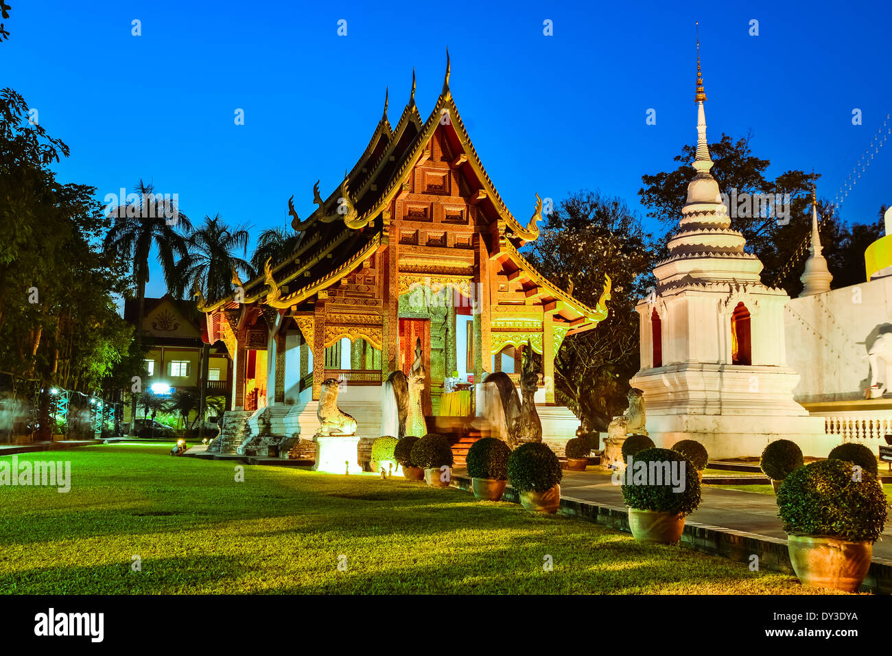 Il Wat Phra Singh è situato nella parte occidentale del centro della città vecchia di Chiang Mai, Thailandia Foto Stock