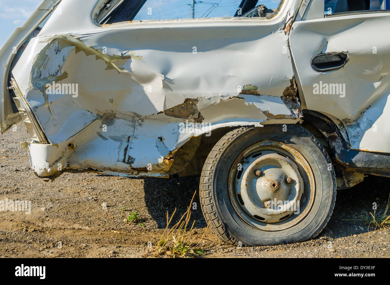Primo piano di una vettura che è stata gravemente danneggiata in un sideswipe incidente d'auto. Foto Stock