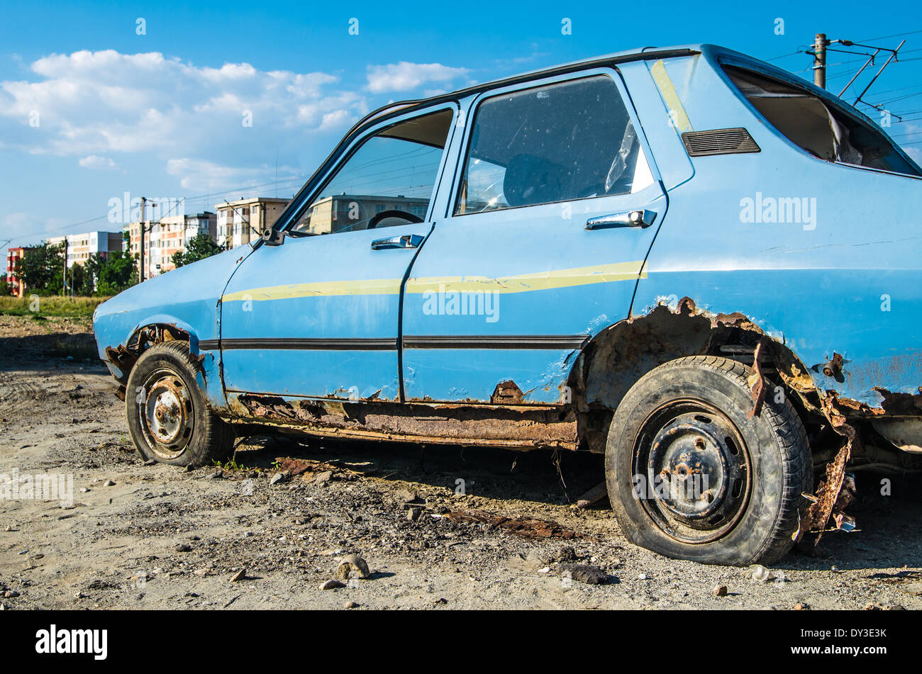 Abbandonato il vecchio arrugginito auto sul prato. Foto Stock