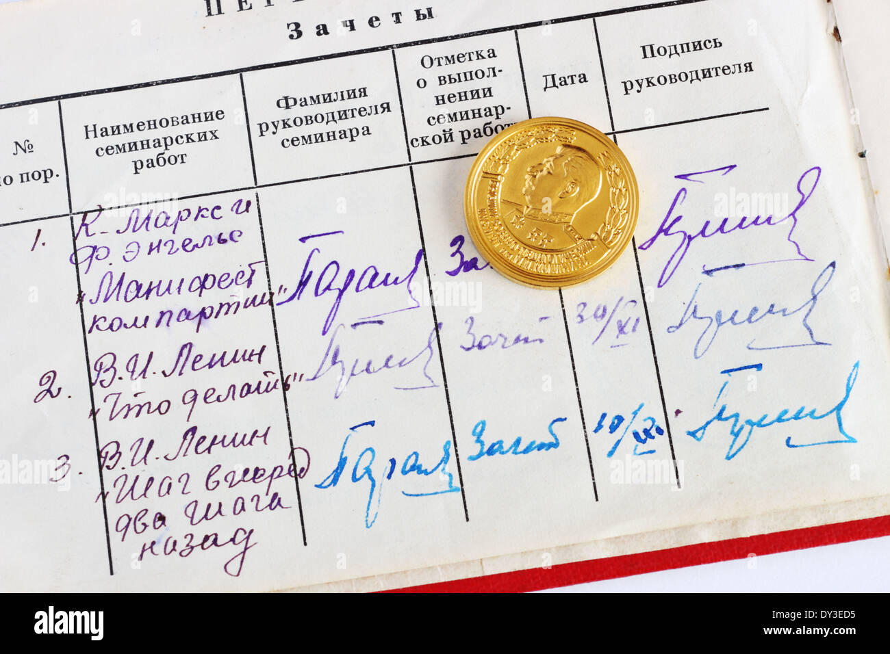 Medaglia d'oro con un ritratto di I.V.Stalin dopo la graduazione di Istituto Militare in URSS 1949-1953 Foto Stock