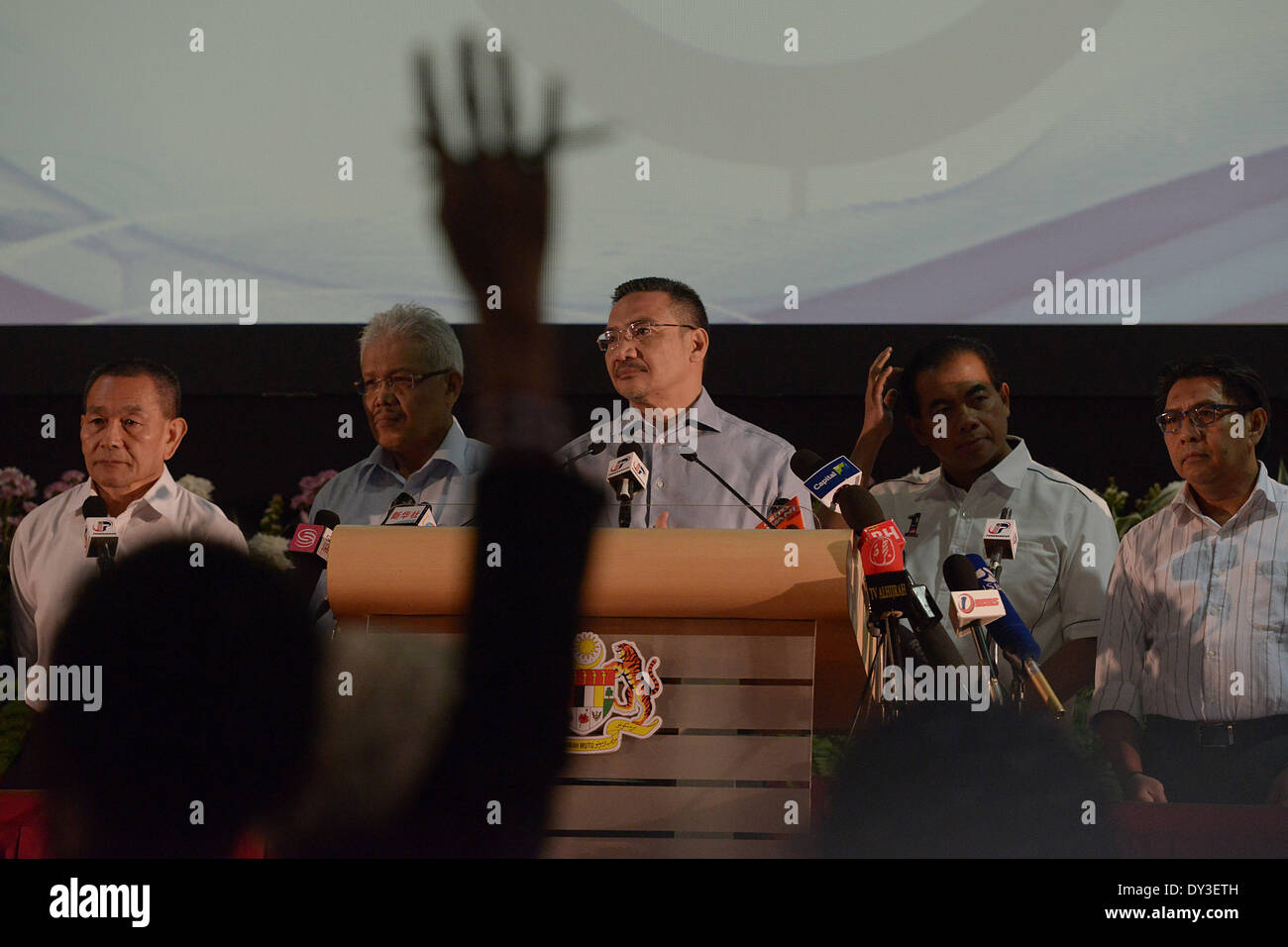 Kuala Lumpur, Malesia. 5 apr, 2014. Malaysian Ministro della difesa e di agire il Ministro dei trasporti Hishammuddin Hussein offre una dichiarazione ai media sui missing Malaysia Airlines MH370 al Putra World Trade Center (PWTC) a Kuala Lumpur il 5 aprile 2014. Un US Navy " scatola nera " rilevatore fatto suo molto atteso il debutto nella caccia oceaniche per il volo MH370 Il 4 aprile, ma l'Australia di ricerca del capo ha avvertito che era tempo di crunch con la casella di impostazione di segnale a scadere. © Fazry Ismail/NurPhoto/ZUMAPRESS.com/Alamy Live News Foto Stock