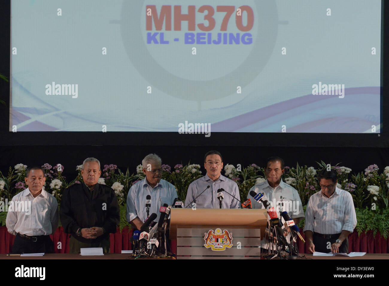 Kuala Lumpur, Malesia. 5 apr, 2014. Malaysian Ministro della difesa e di agire il Ministro dei trasporti Hishammuddin Hussein offre una dichiarazione ai media sui missing Malaysia Airlines MH370 al Putra World Trade Center (PWTC) a Kuala Lumpur il 5 aprile 2014. Un US Navy " scatola nera " rilevatore fatto suo molto atteso il debutto nella caccia oceaniche per il volo MH370 Il 4 aprile, ma l'Australia di ricerca del capo ha avvertito che era tempo di crunch con la casella di impostazione di segnale a scadere. © Fazry Ismail/NurPhoto/ZUMAPRESS.com/Alamy Live News Foto Stock