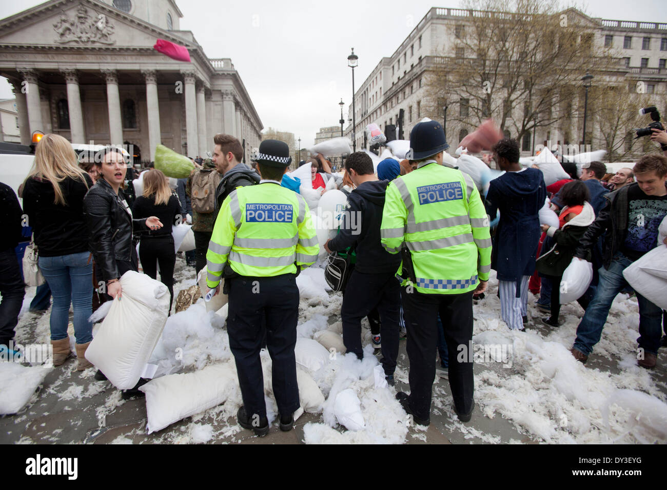 Londra, Regno Unito. 5 aprile 2014. 5 aprile 20014, International pillow fight day in Trafalgar Square, Londra Credito: Sebastian Remme/Alamy Live News Foto Stock