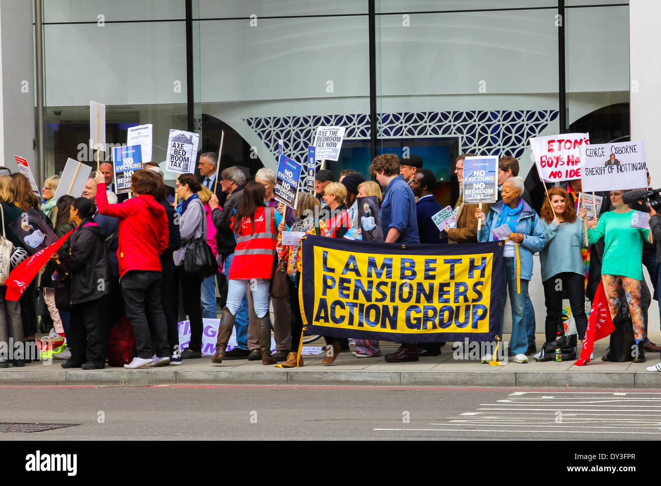 Londra, Regno Unito. 5 aprile 2014. Un grande gruppo di persone che protestano nei pressi di Knightsbridge di Londra oltre gli sfratti e camera da letto credito fiscale: Mike Clegg/Alamy Live News Foto Stock