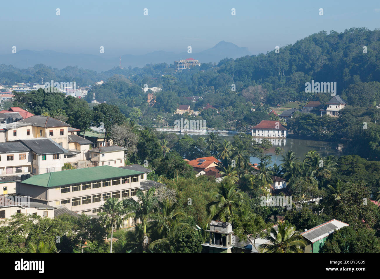 Kandy, provincia centrale, Sri Lanka, vista sul Lago Kandy verso il tempio della Sacra Reliquia del Dente Foto Stock