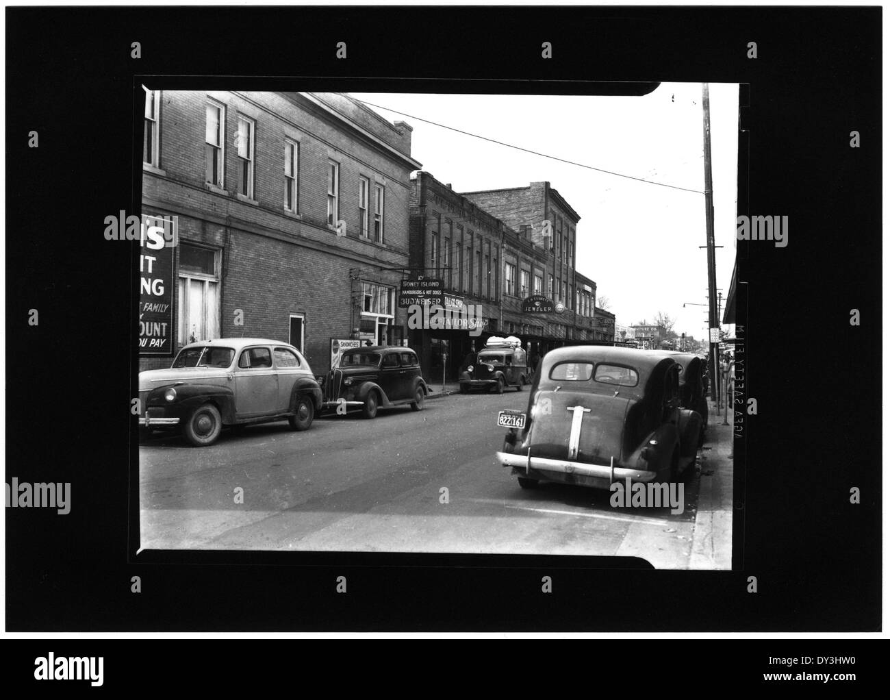 Questa fotografia di Farish Street a Jackson, Mississippi, dal 21 marzo 1944, mostra una strada chiave nella comunità afroamericana della città durante la metà del XX secolo, che riflette la vibrante cultura e il significato storico della zona. Foto Stock