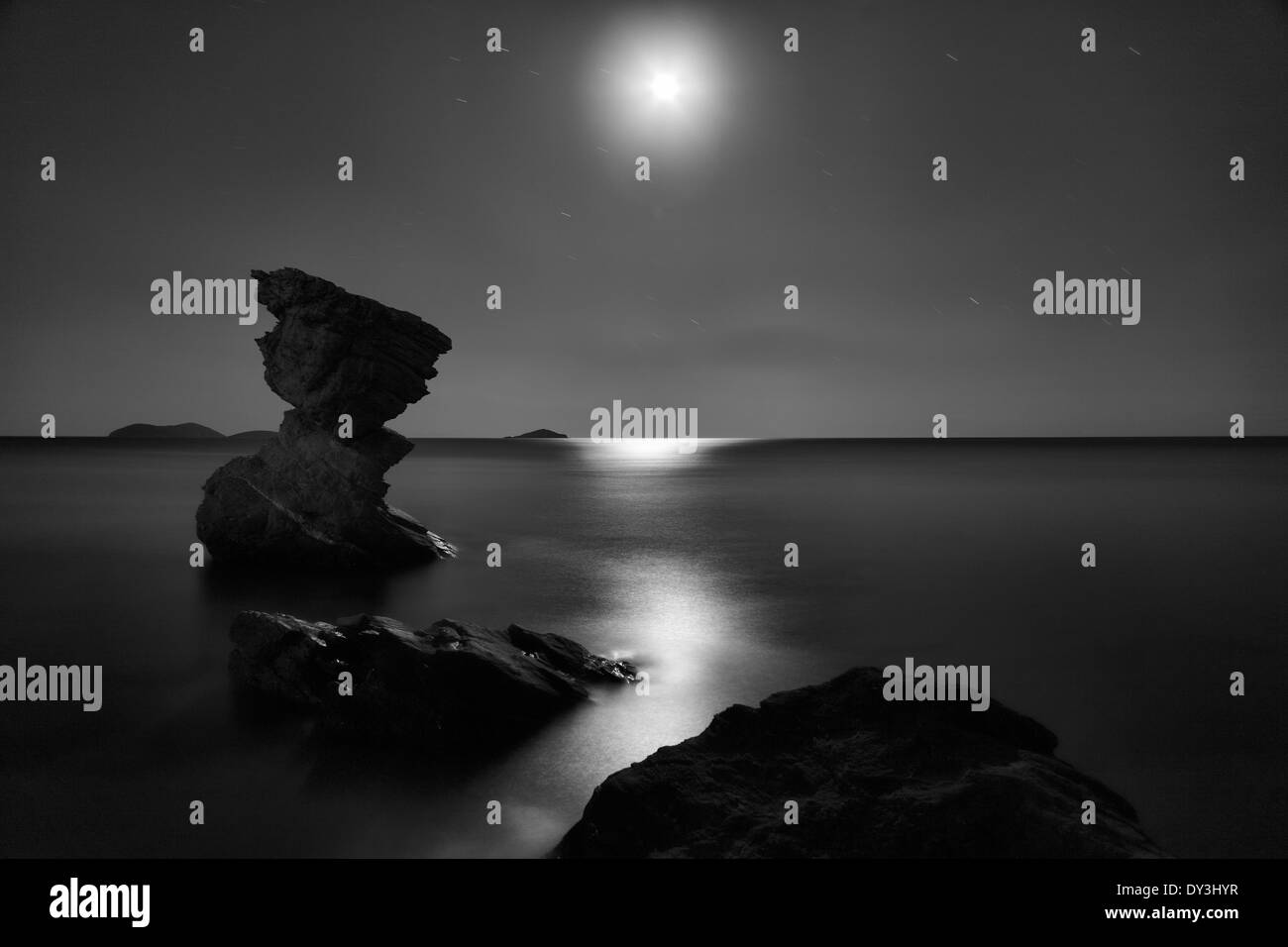 Mar Egeo sotto al chiaro di luna a Andros isola, Grecia Foto Stock