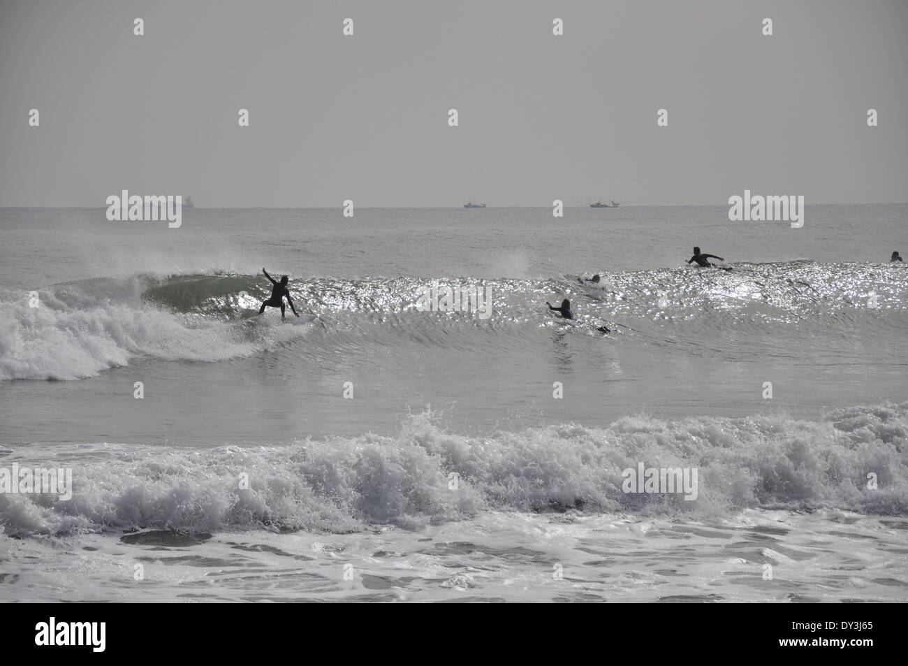 Surfisti sulla spiaggia di Barceloneta a Barcellona, in Catalogna, Spagna Foto Stock