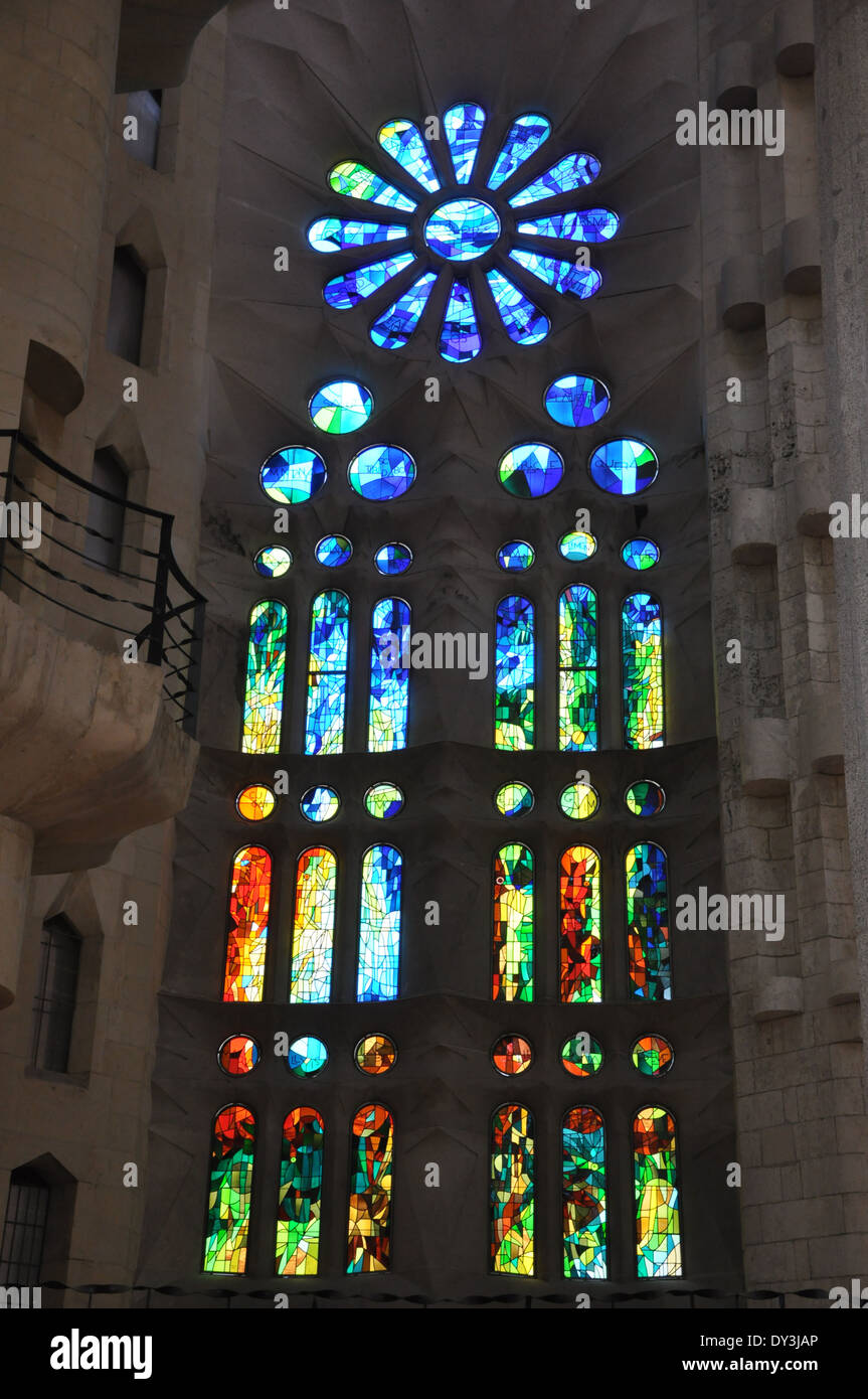 Vetrata a Sagrada Familia basilica di Barcellona, Spagna Foto Stock