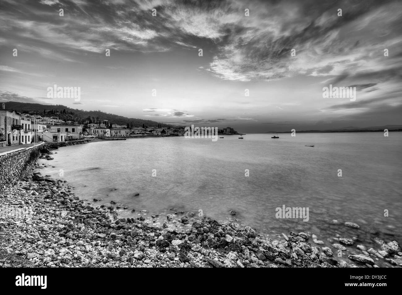 Tramonto dietro la città di Spetses Island, Grecia Foto Stock