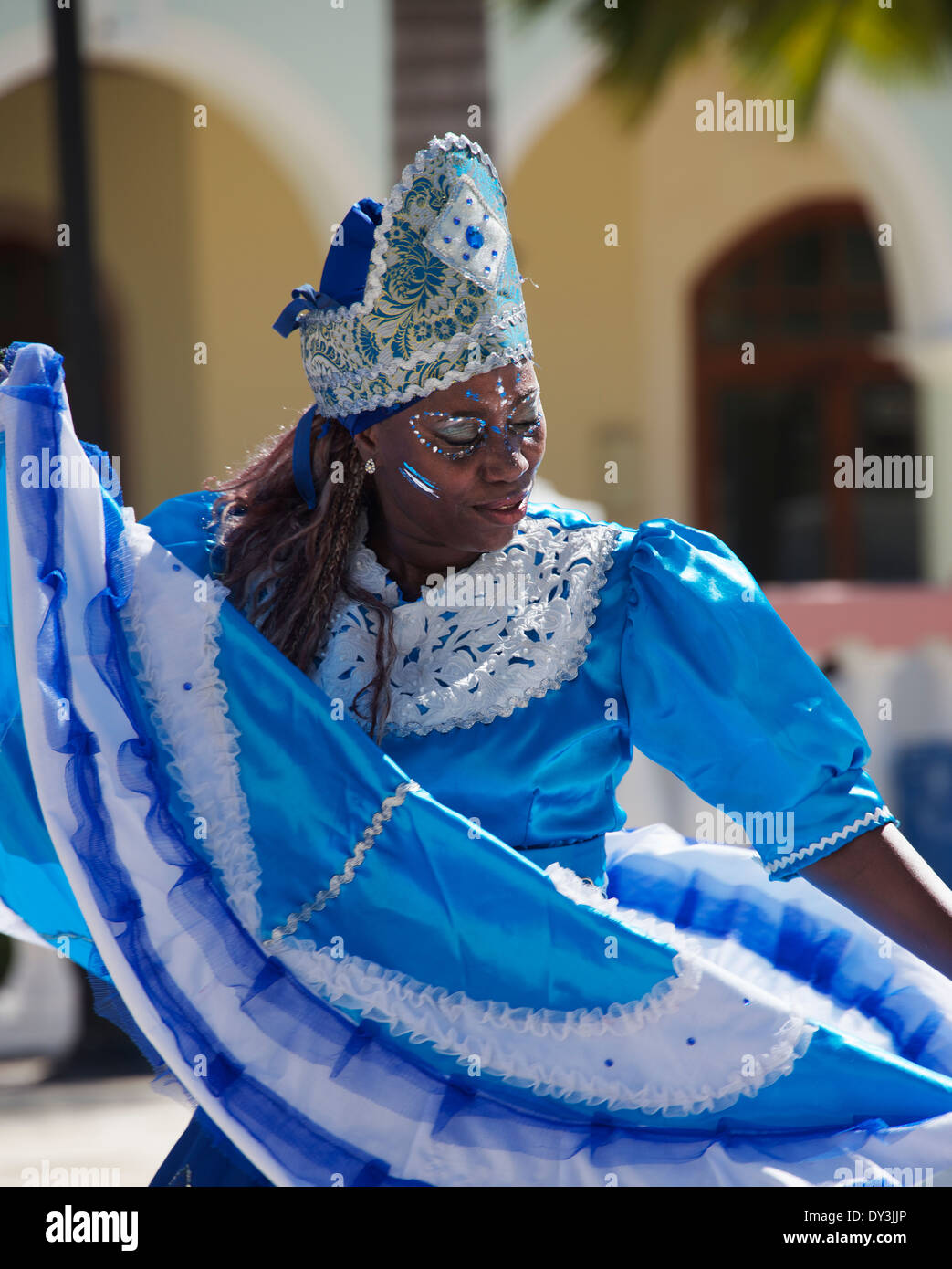 Cubano Afro donna in costume dancing Pueblo Estrella Cayo Santa Maria Cuba Foto Stock