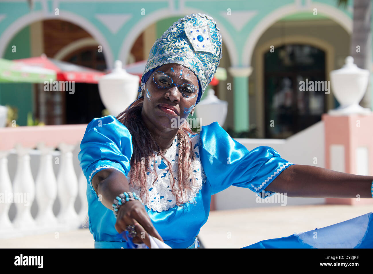 Cubano Afro donna in costume dancing Pueblo Estrella Cayo Santa Maria Cuba Foto Stock